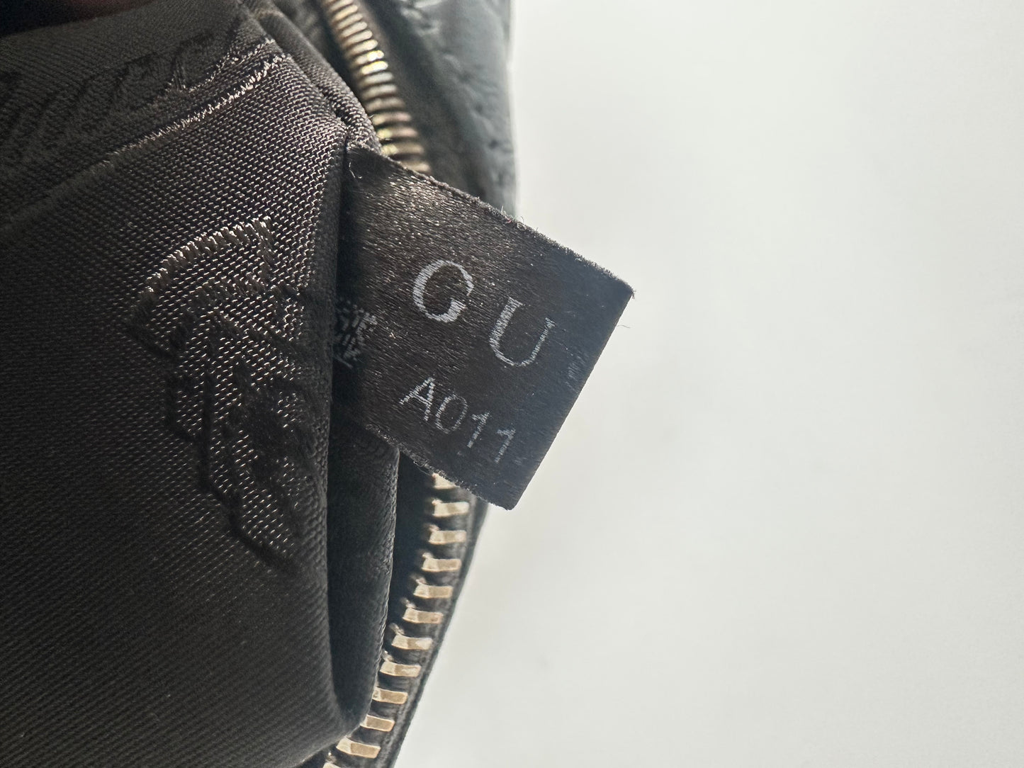 GUCCI Guccissima Flat Messenger Bag Black