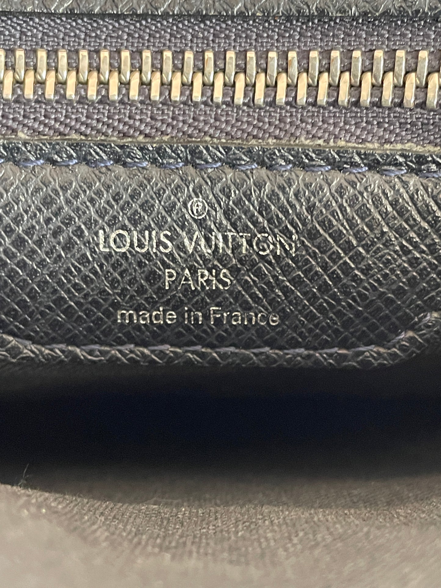 LOUIS VUITTON Taiga Roman MM Messenger Black