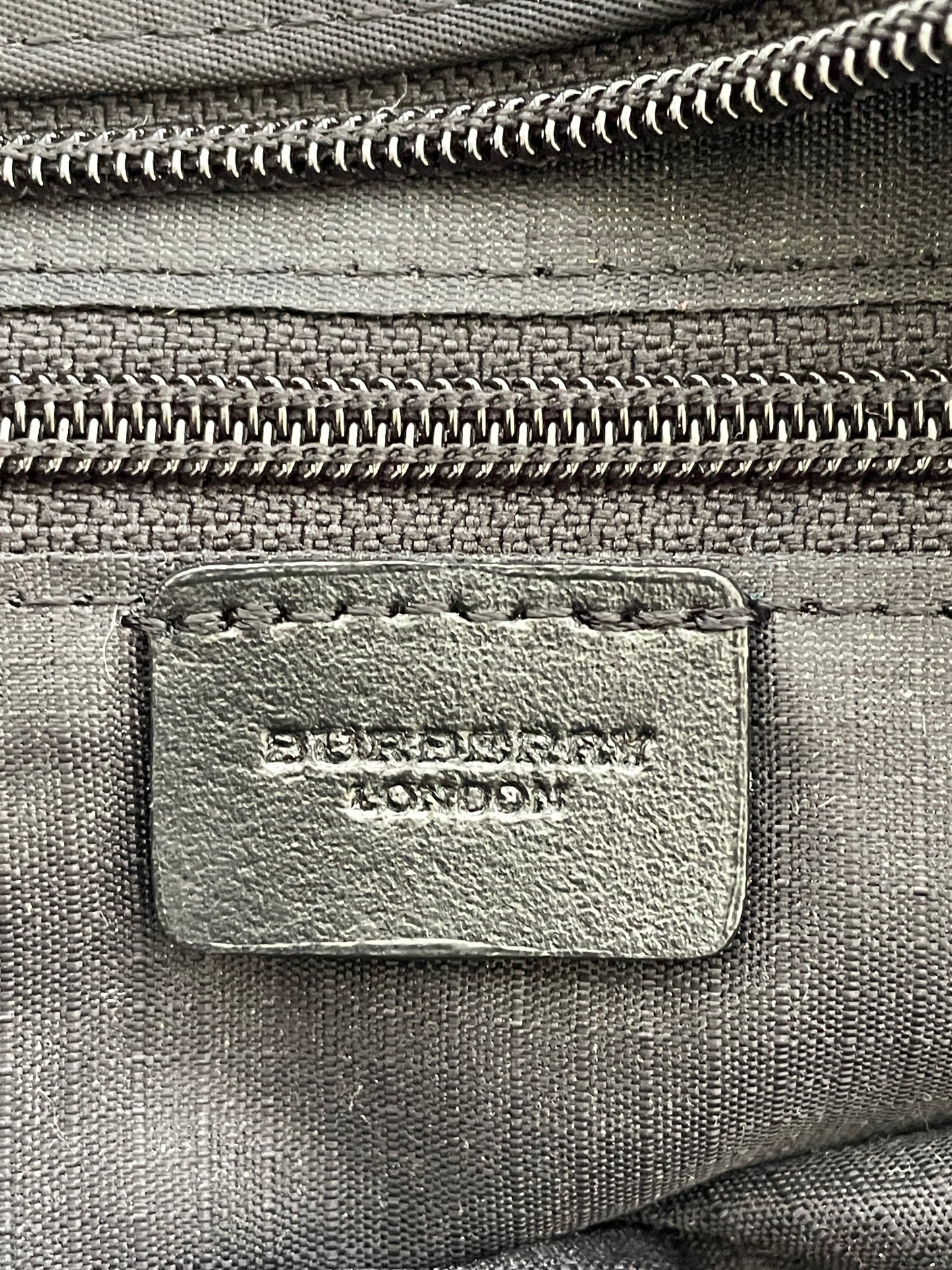 Burberry Pre-Owned
2000s House Check small zipped handbag