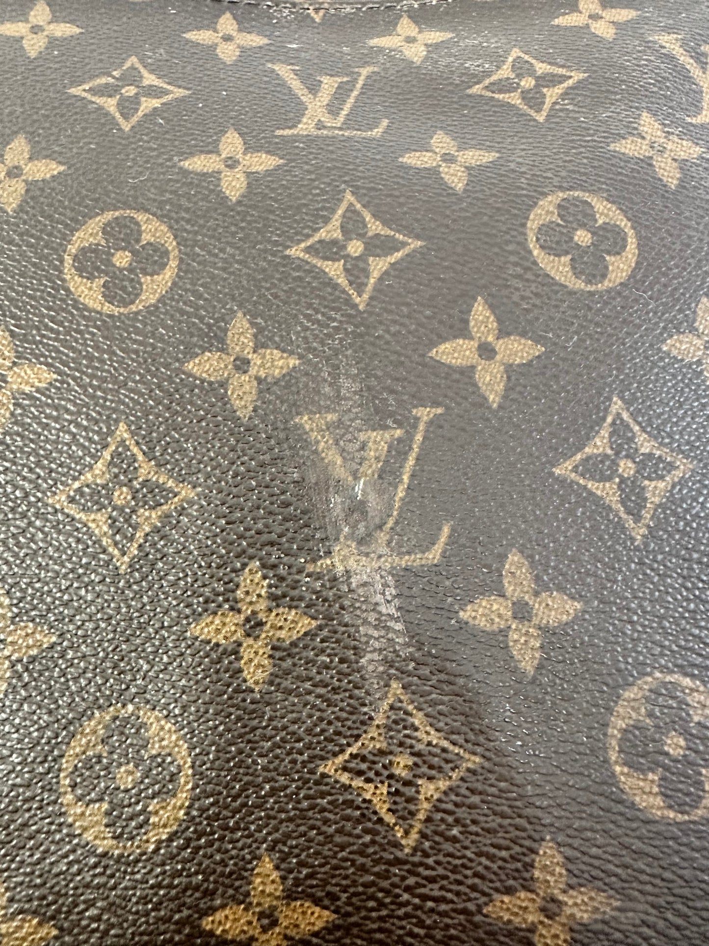 LOUIS VUITTON
Monogram Beaubourg MM Messenger Bag