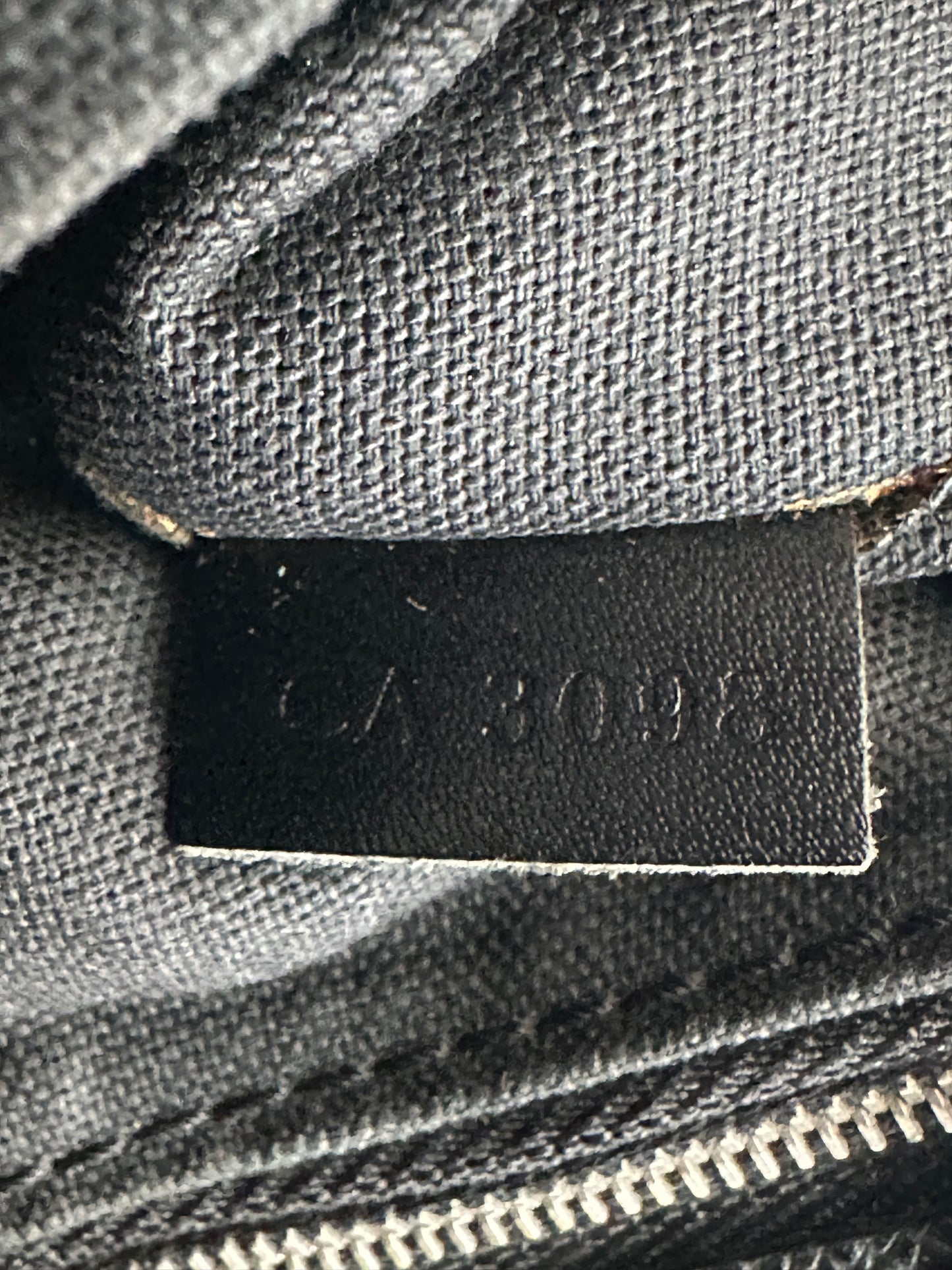 LOUIS VUITTON
Taiga Pochette Belaia Ardoise