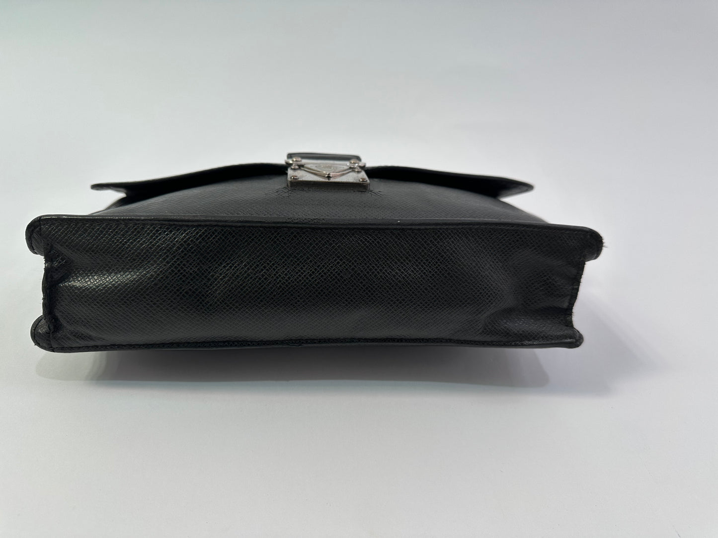 LOUIS VUITTON
Taiga Pochette Belaia Ardoise