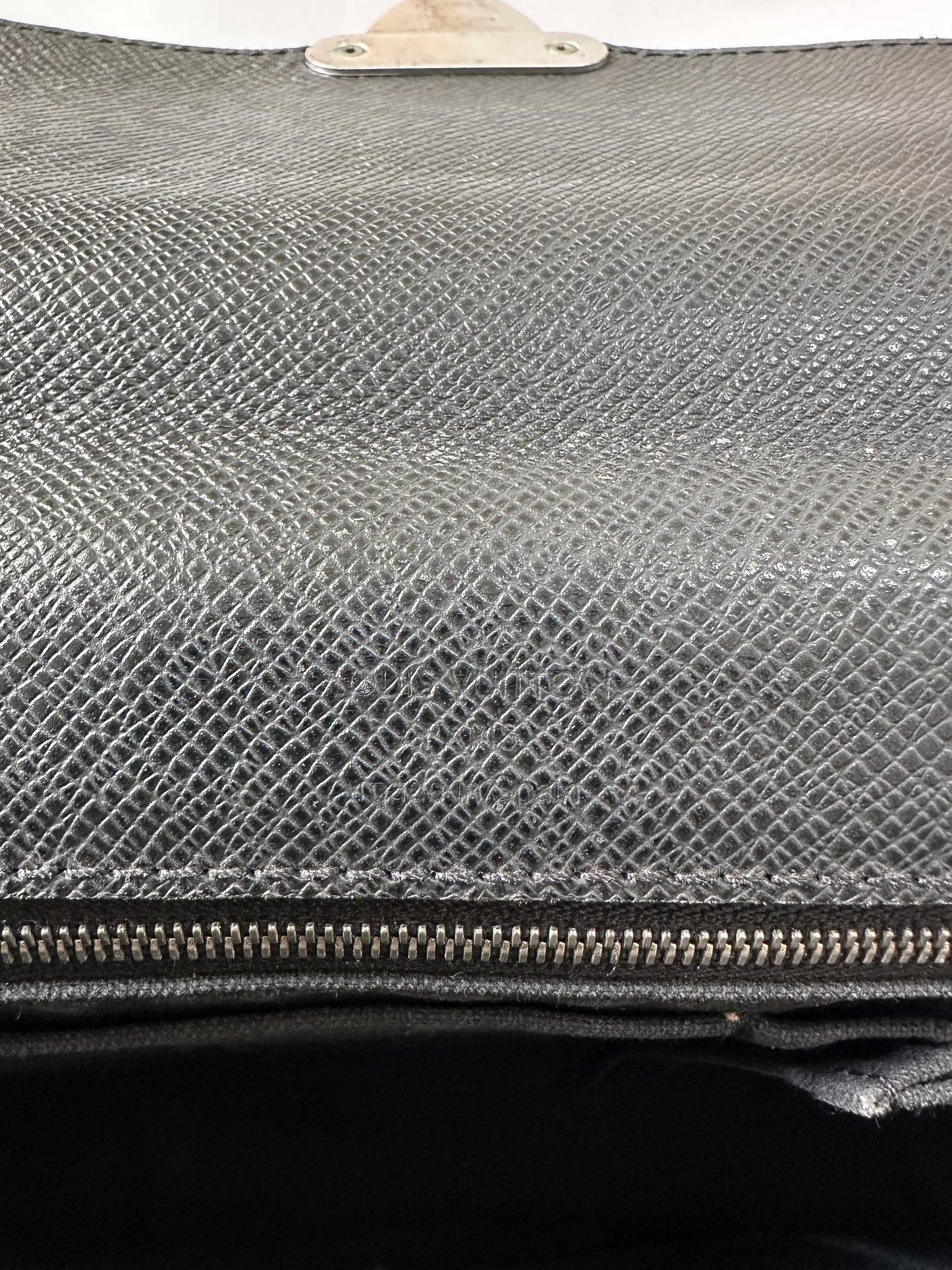 LOUIS VUITTON
Taiga Pochette Belaia Ardoise