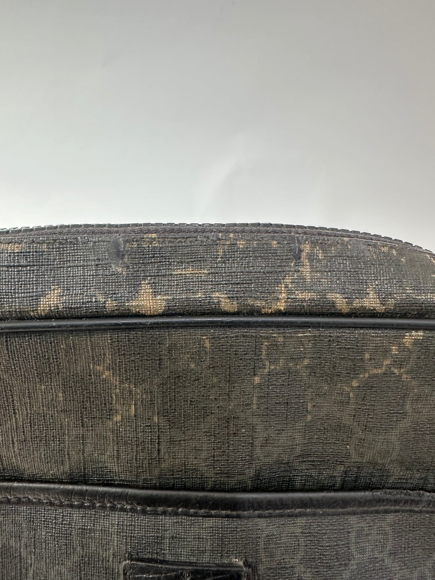 GUCCI
GG Supreme Monogram Messenger Bag Black Grey