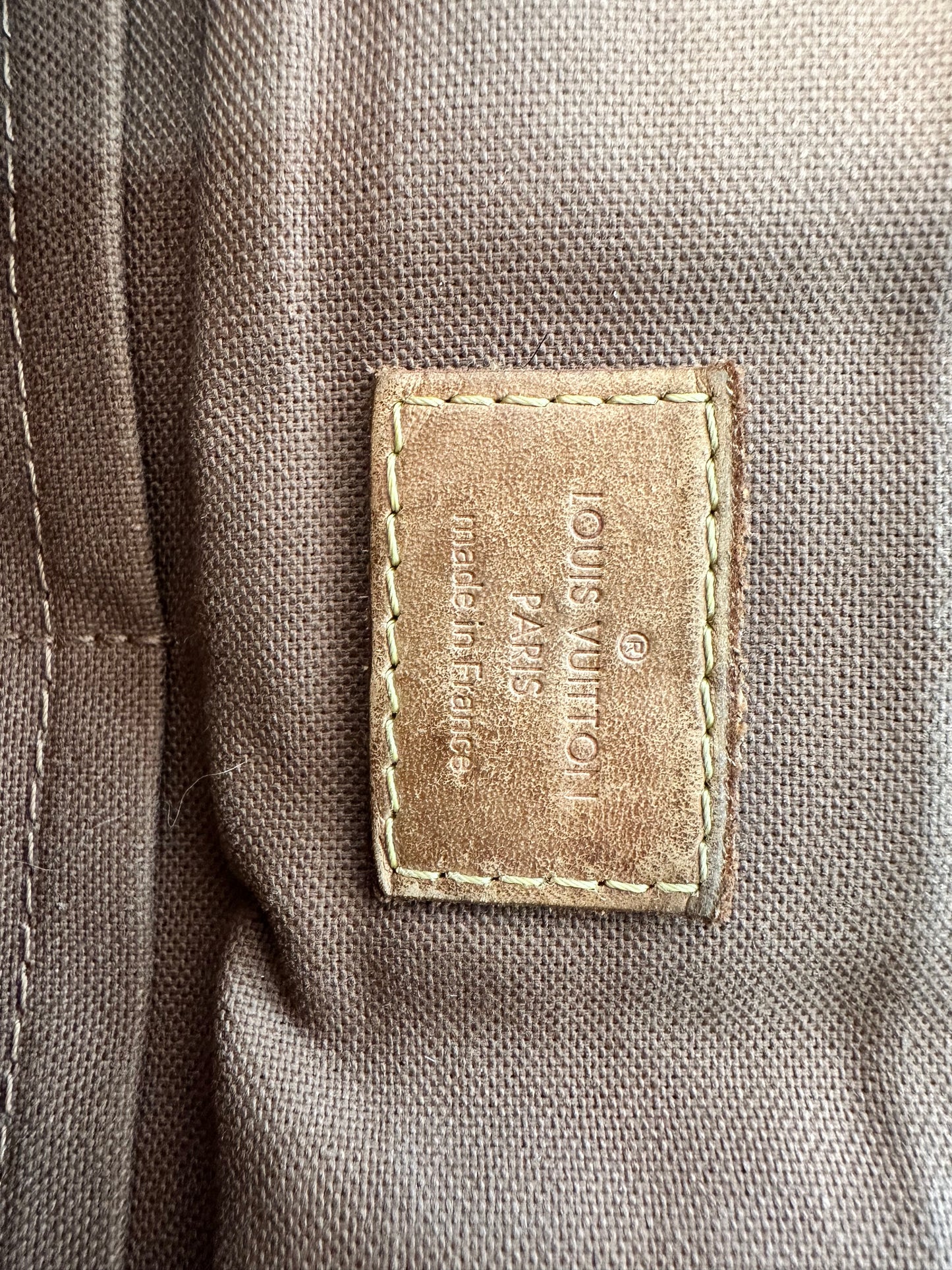 LOUIS VUITTON
Monogram Beaubourg MM Messenger Bag