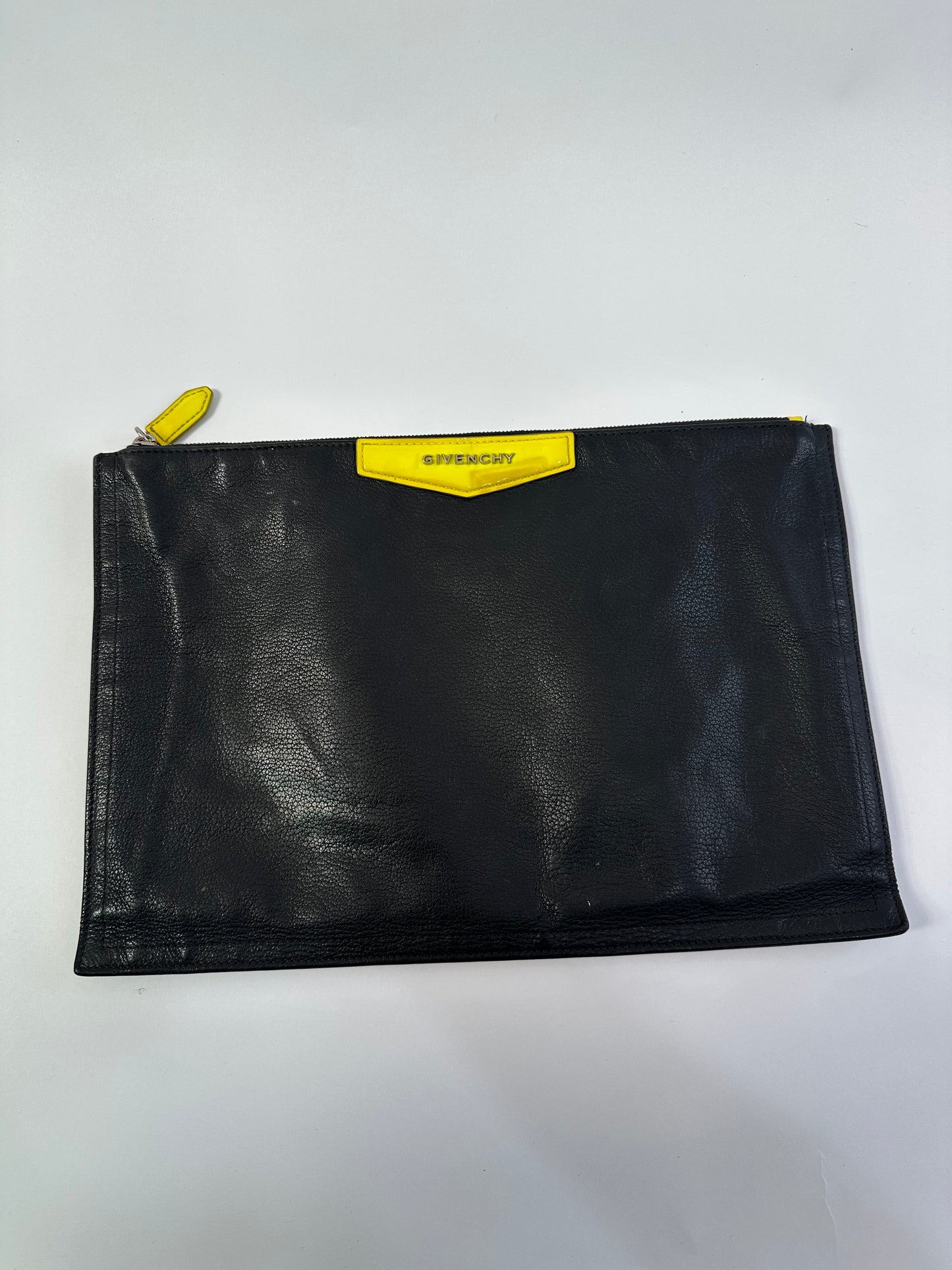 GIVENCHY
Sugar Goatskin Medium Antigona Pouch Black