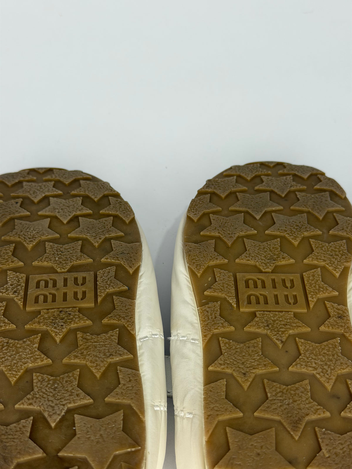 Miu Miu
Suede Ballet Flats
Women's Size 37 EU/ 7 US / 4 UK