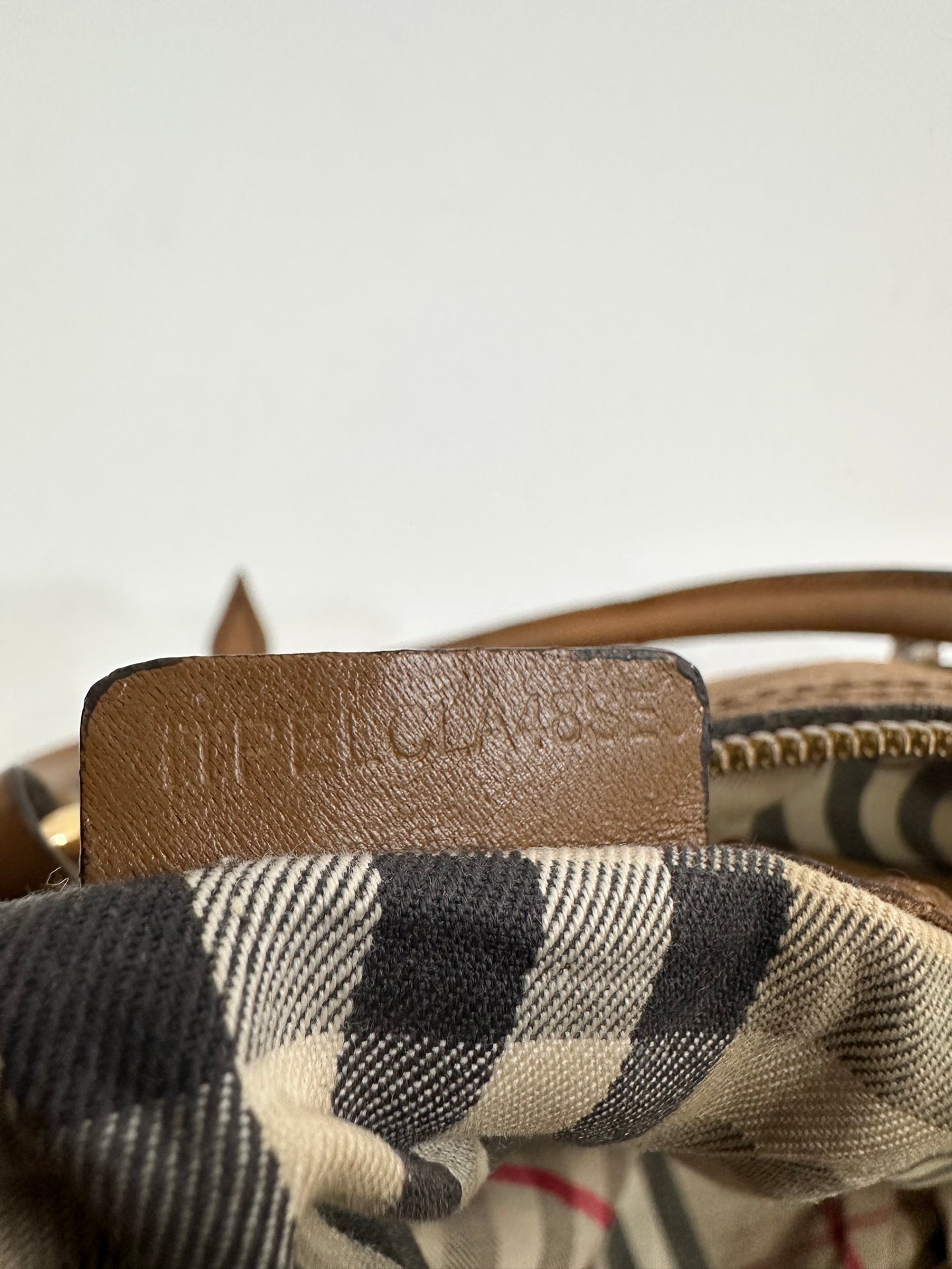 BURBERRY
London Grainy Calfskin Small Salisbury Tote Beige