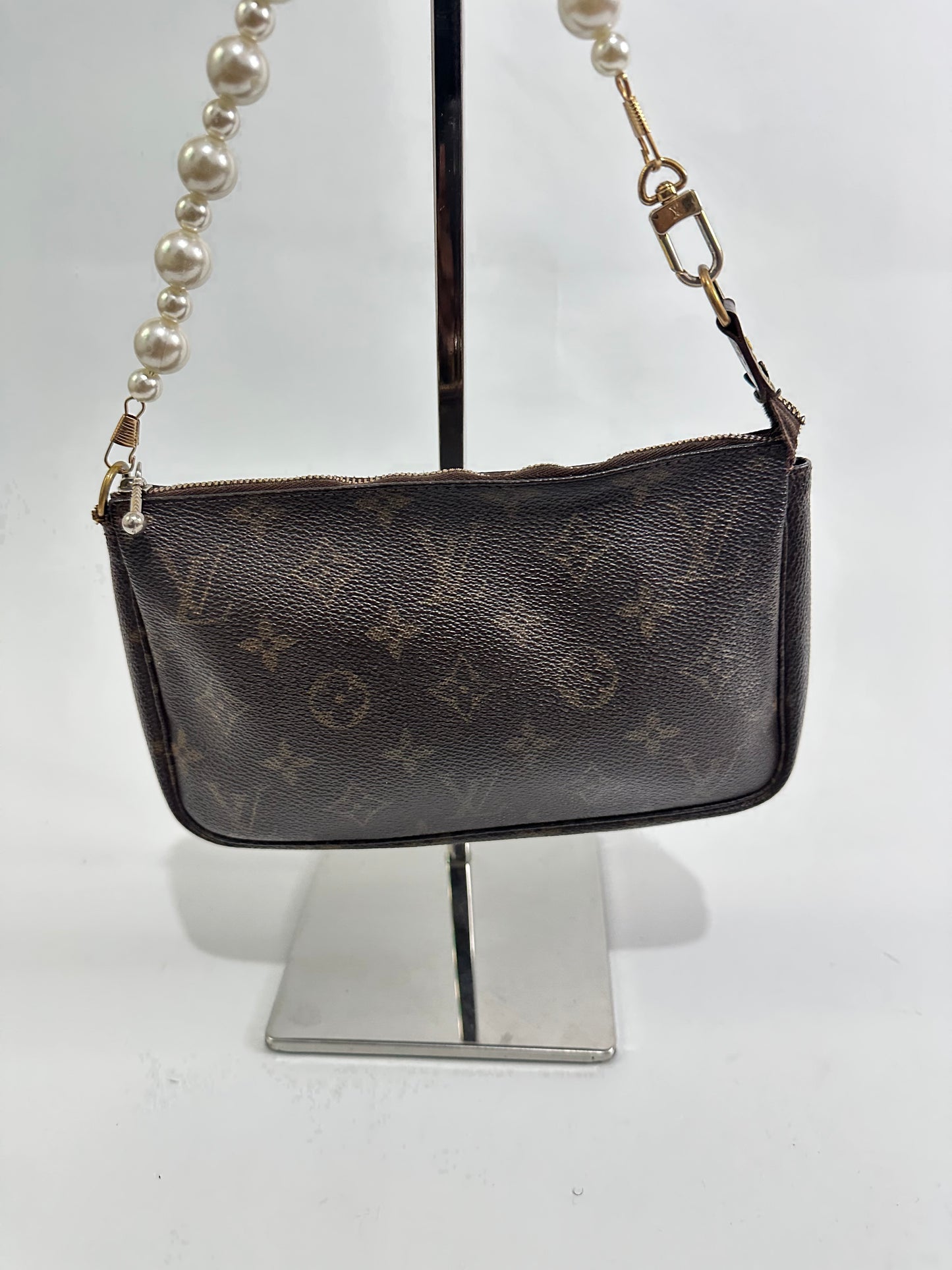LOUIS VUITTON Monogram Eva Clutch