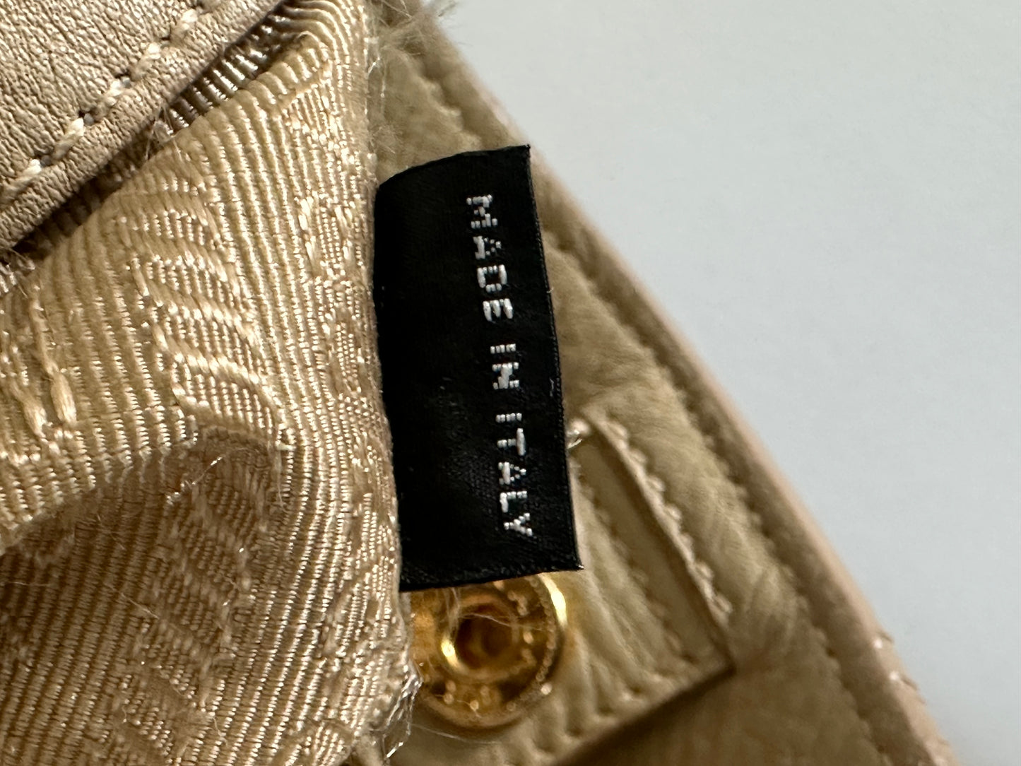 PRADA
Vitello Daino Side Pocket Beige