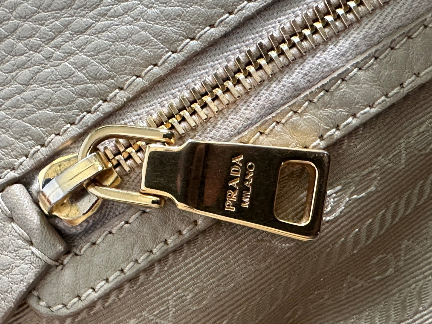 PRADA
Vitello Daino Side Pocket Beige