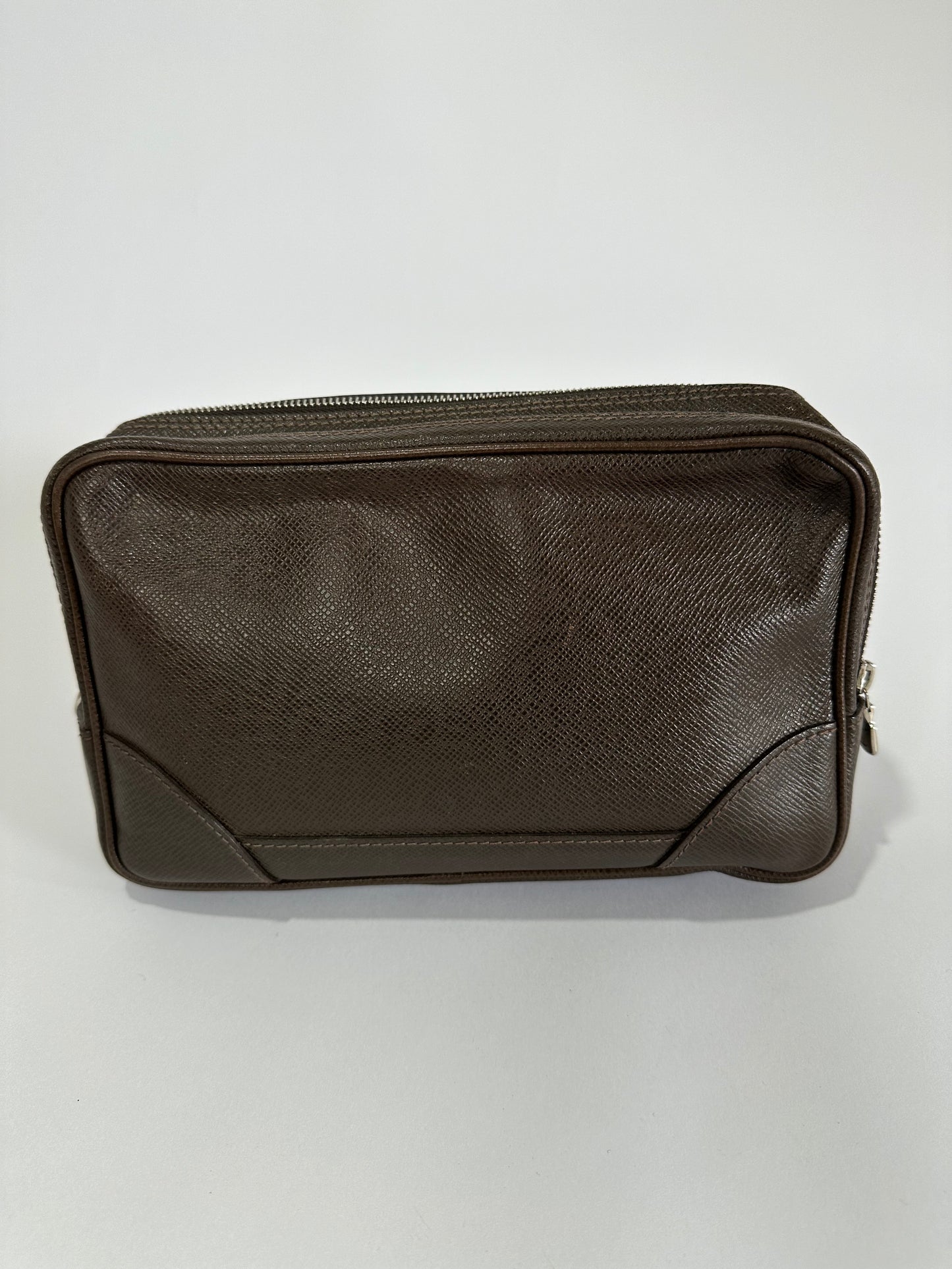 LOUIS VUITTON
Taiga Neo Pavel Pouch
