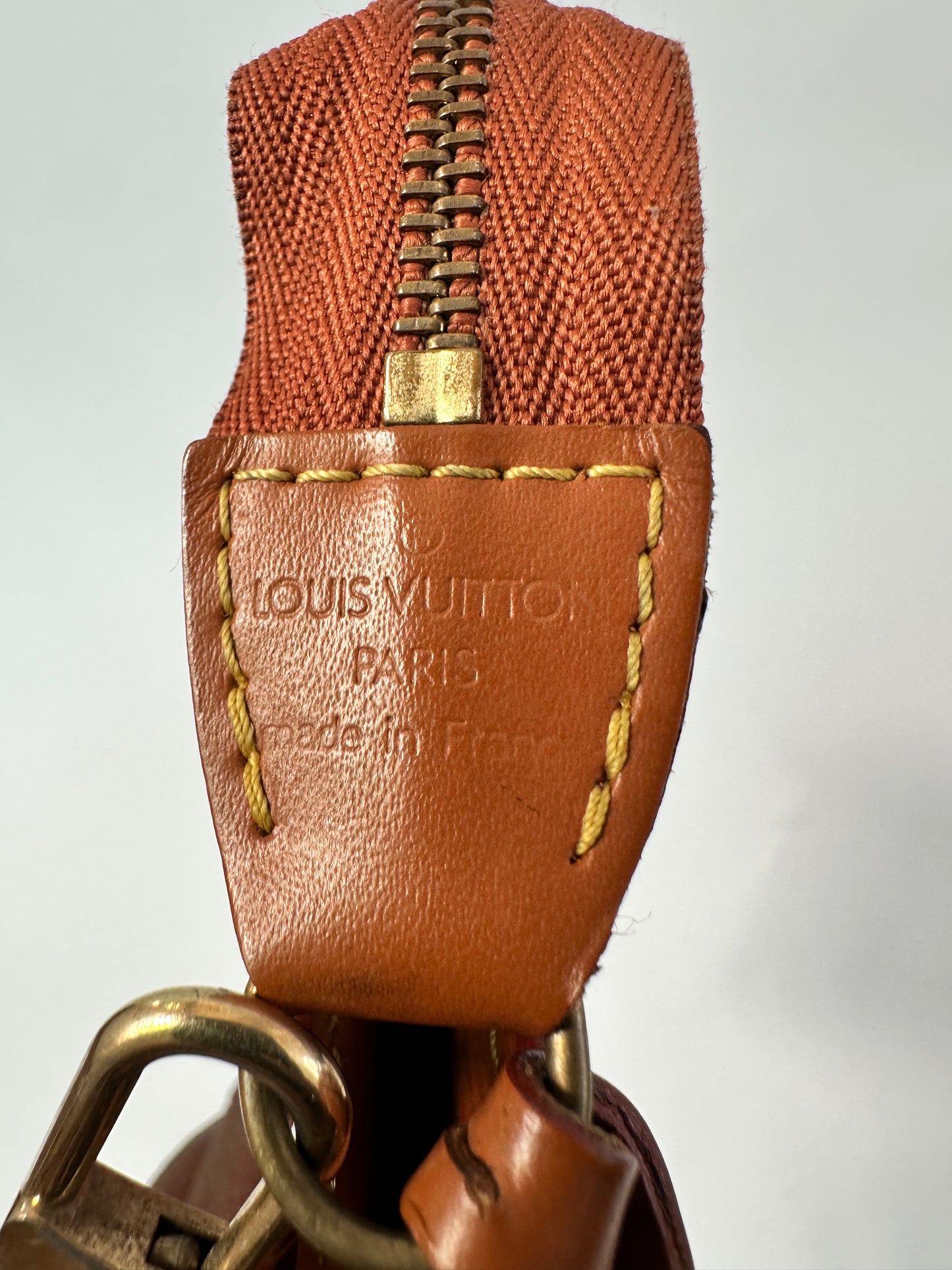 LOUIS VUITTON
Epi Pochette 21 Cipango