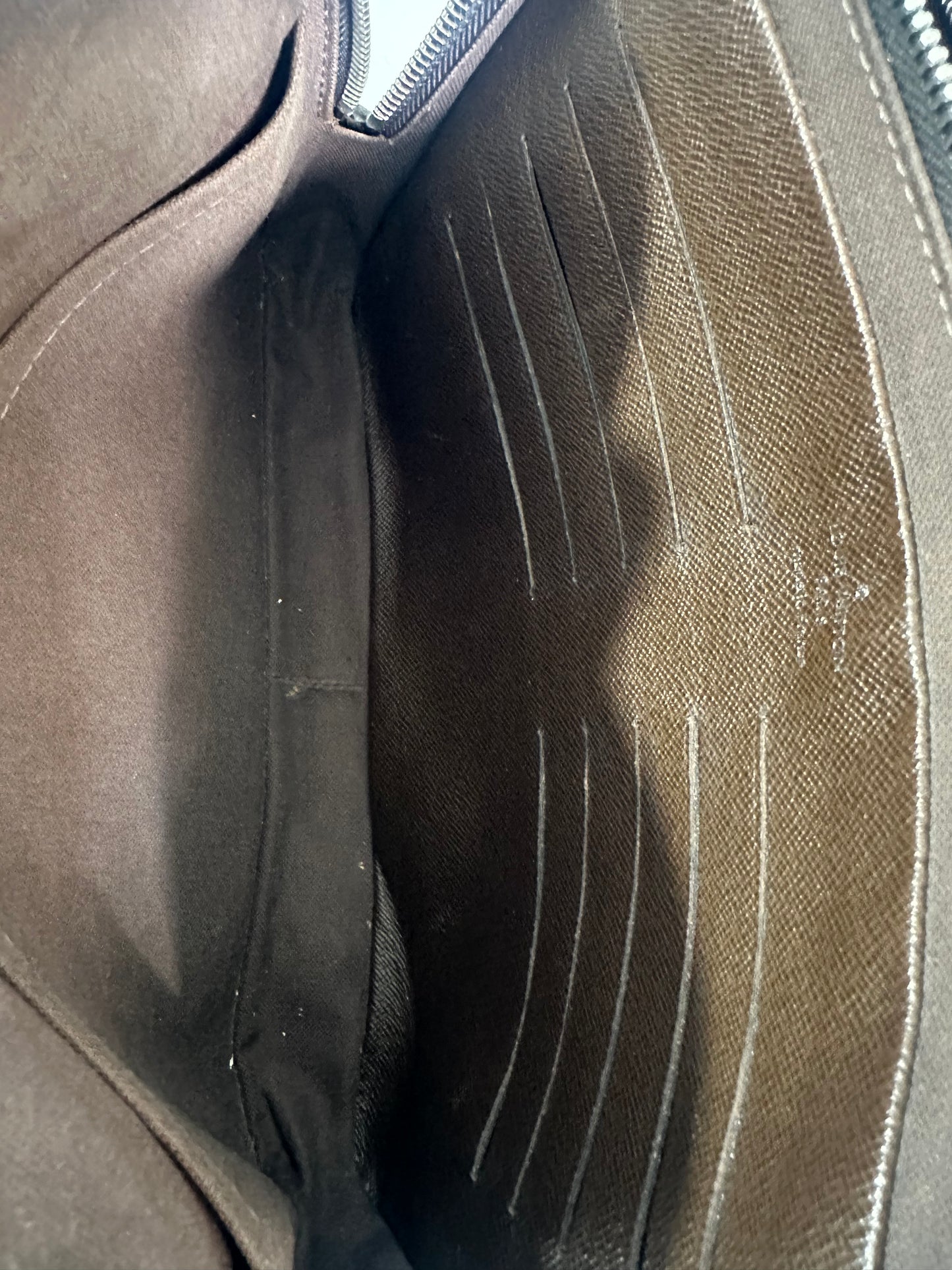LOUIS VUITTON
Taiga Neo Pavel Pouch