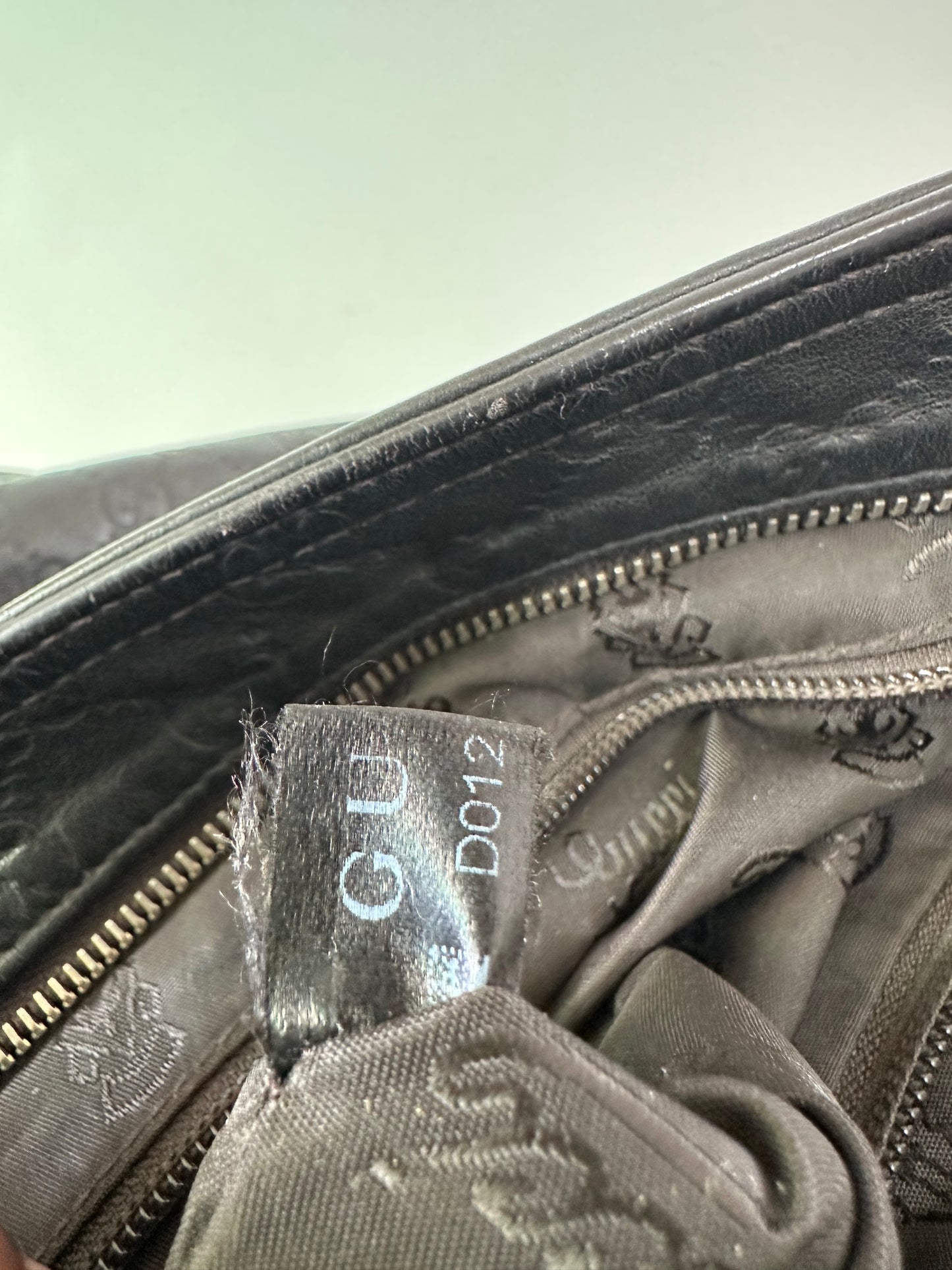 GUCCI Black Guccissima Leather Slim Messenger Bag