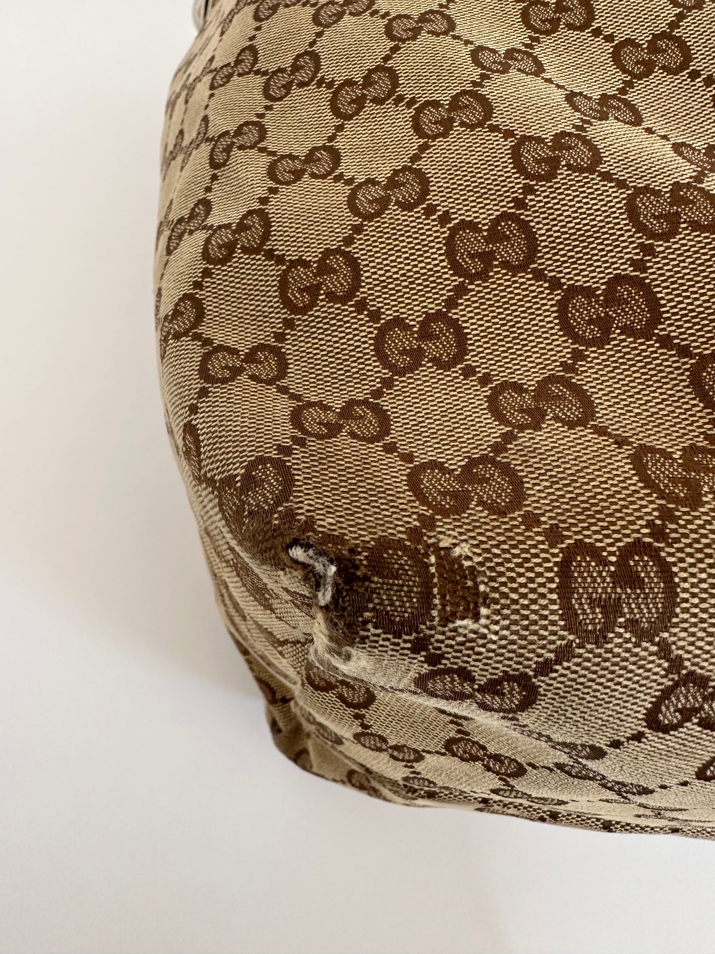 GUCCI
Monogram Icon Bit Large Hobo Off White