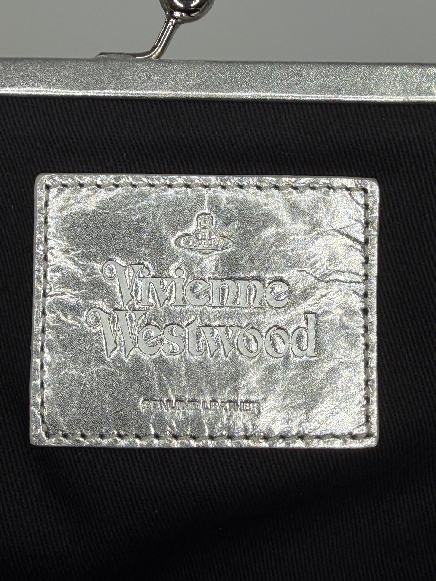 VIVIENNE WESTWOOD
Metallic-print Embossed-logo Tote In Silber