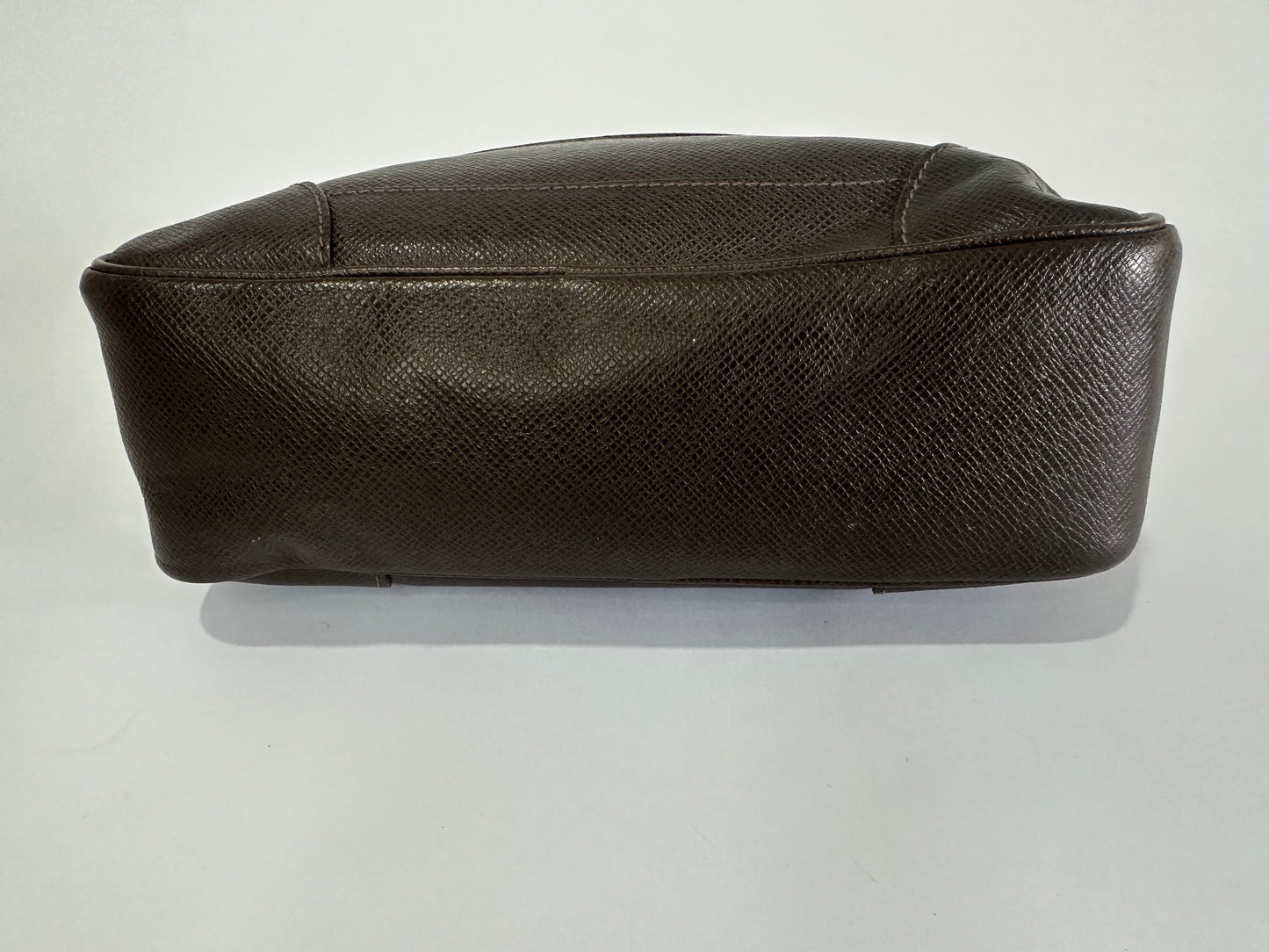 LOUIS VUITTON
Taiga Neo Pavel Pouch