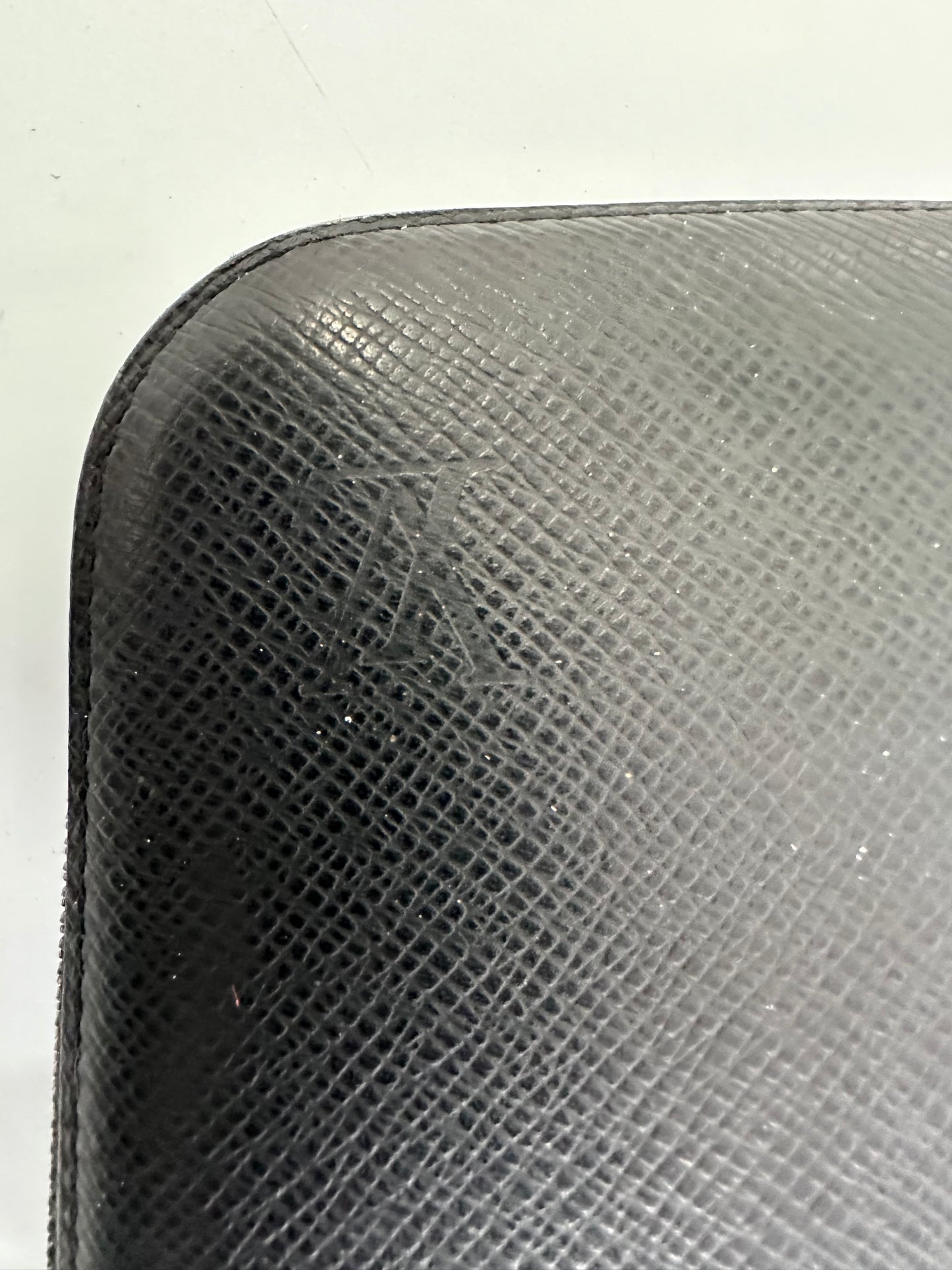 LOUIS VUITTON
Taiga Zippy XL Wallet Black