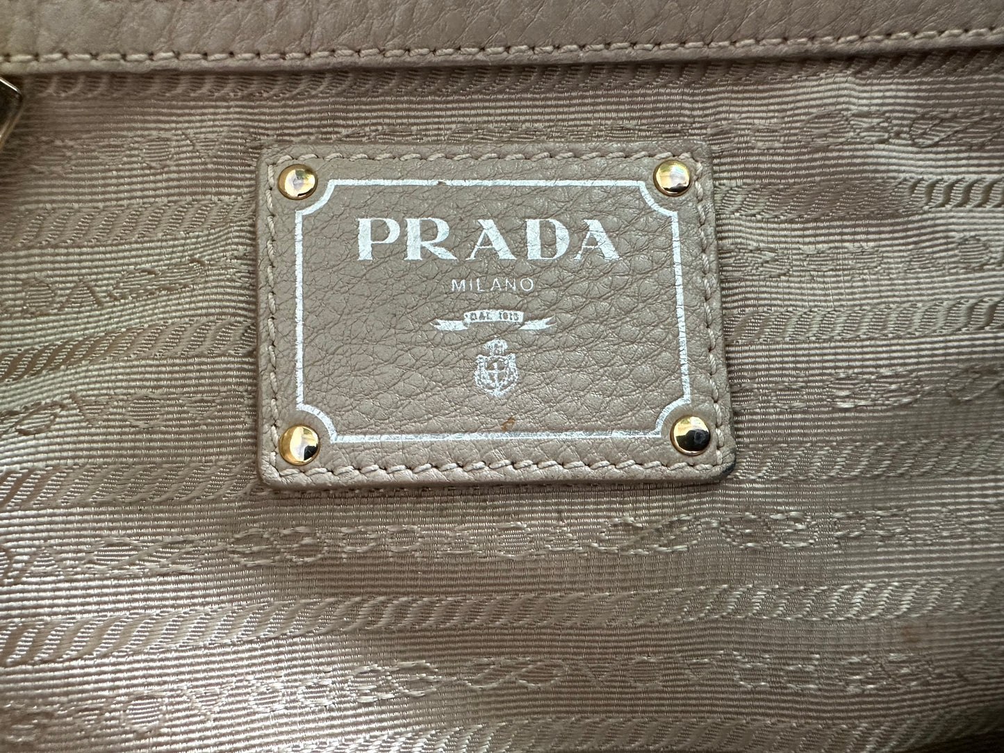 PRADA
Vitello Daino Side Pocket Beige