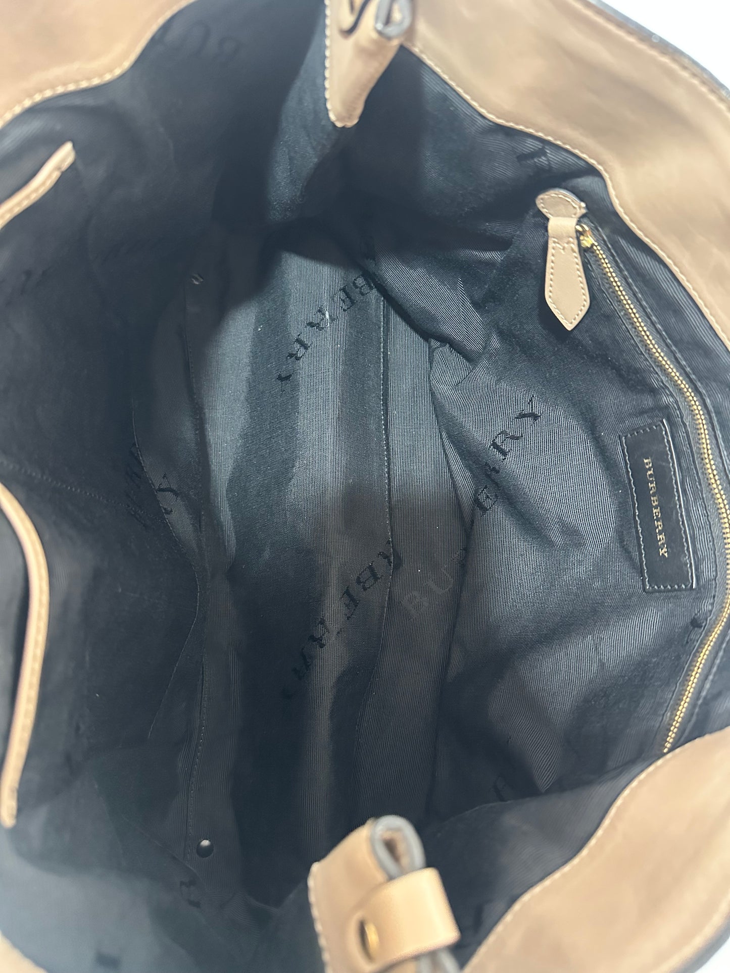 BURBERRY
Heritage Grain Large Clarborough Tote Taupe Brown
