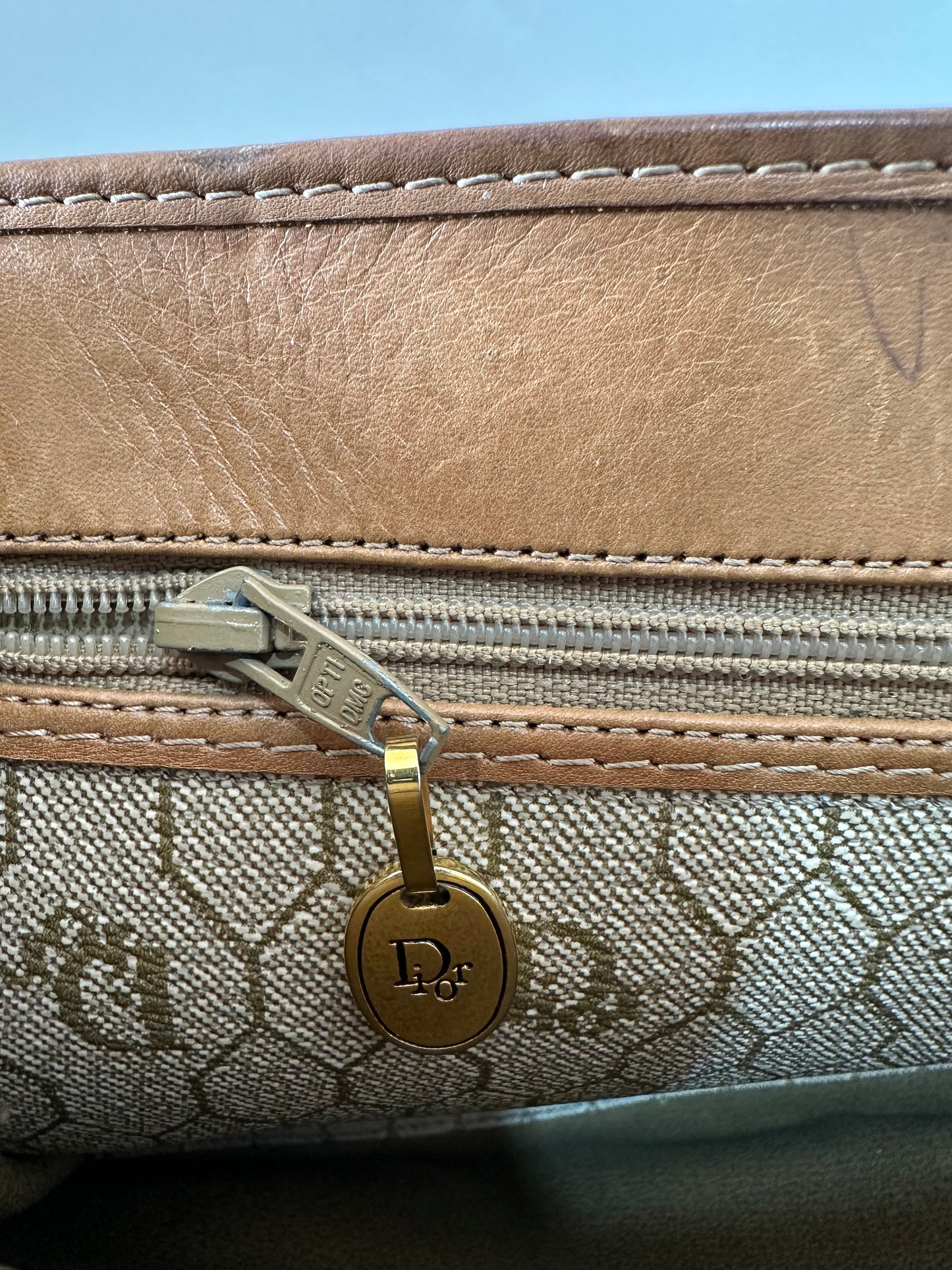 CHRISTIAN DIOR
Honeycomb Flap Crossbody bag