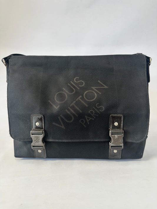 LOUIS VUITTON
Black Damier Geant Canvas Loup Messenger Bag