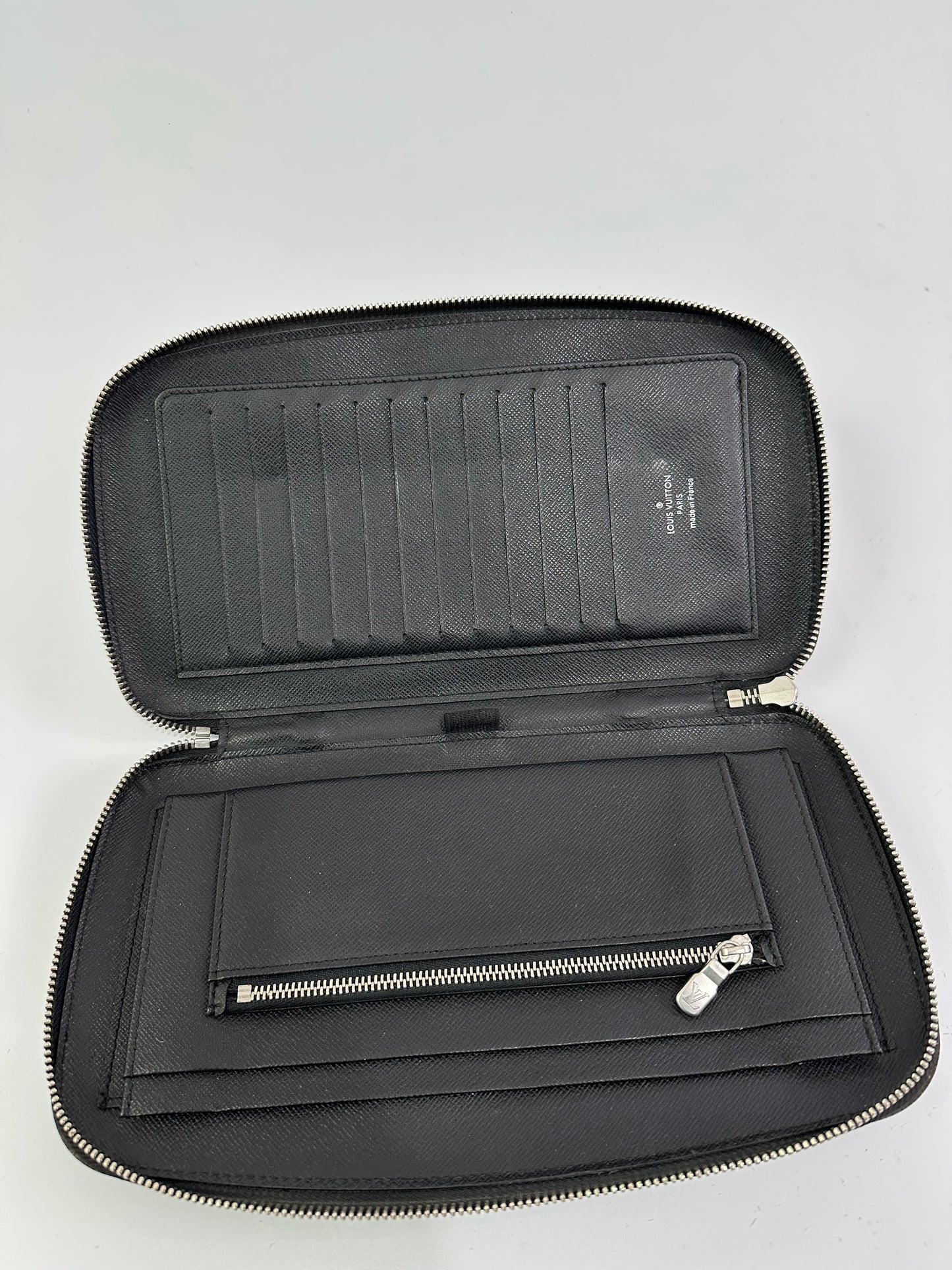 LOUIS VUITTON
Taiga Zippy XL Wallet Black