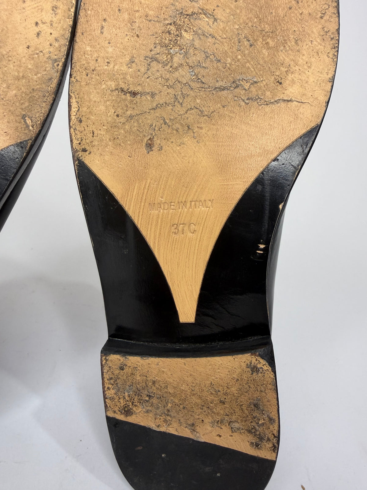 CHANEL
Shiny Calfskin Logo Loafers Black Size 37 EU/ 7 US