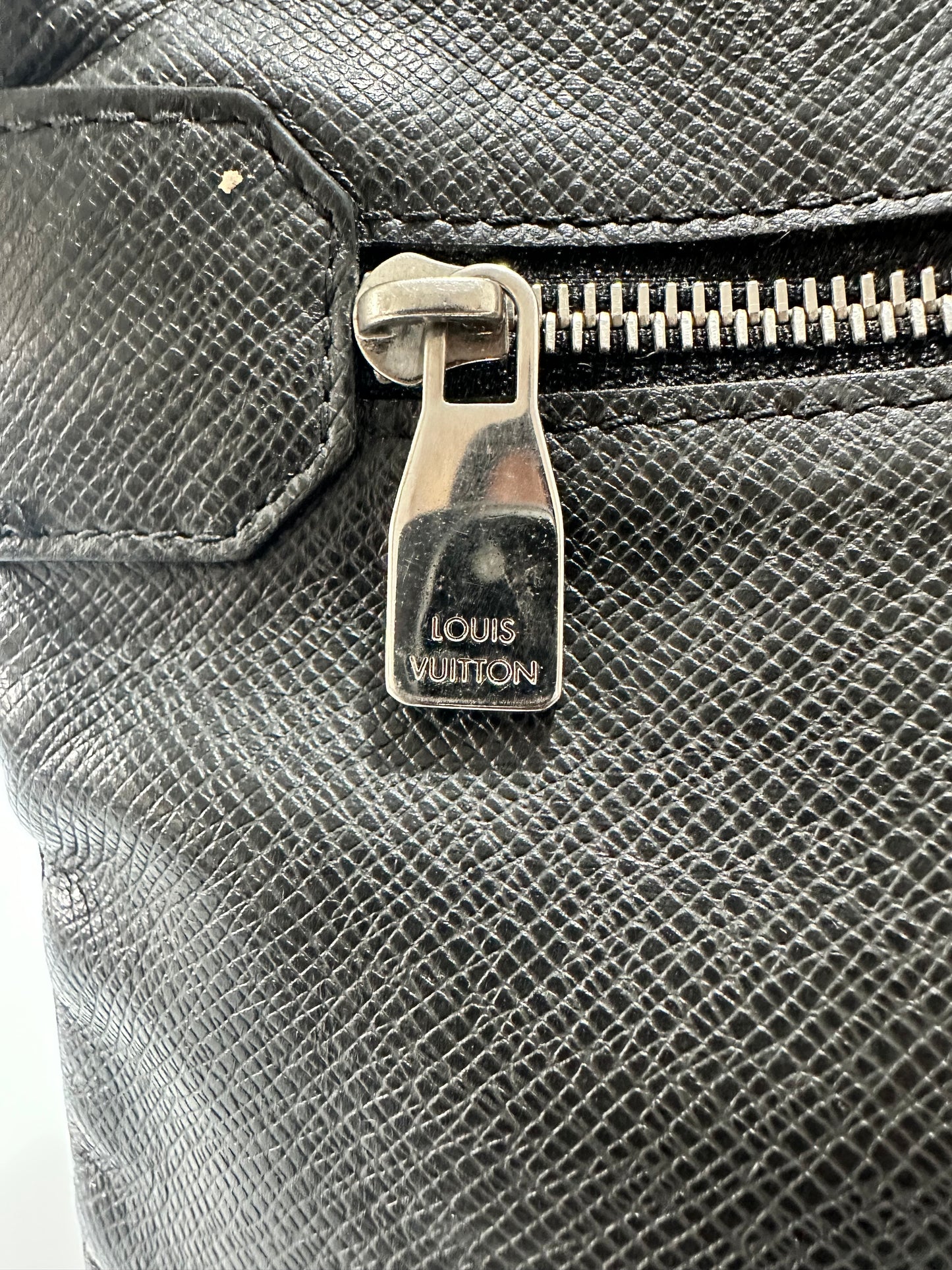 LOUIS VUITTON
Taiga Sasha Ardoise