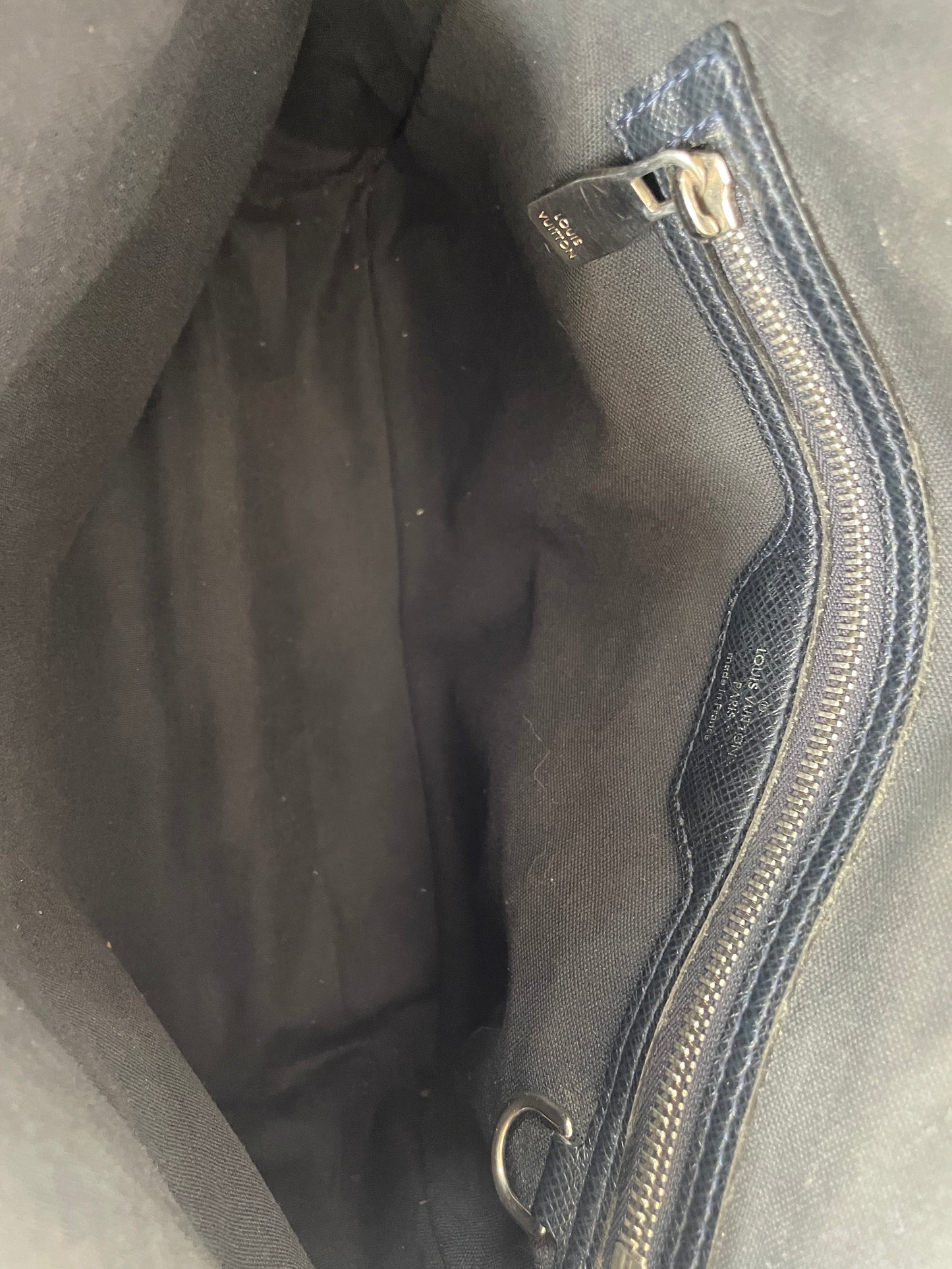 LOUIS VUITTON Taiga Roman MM Messenger Black