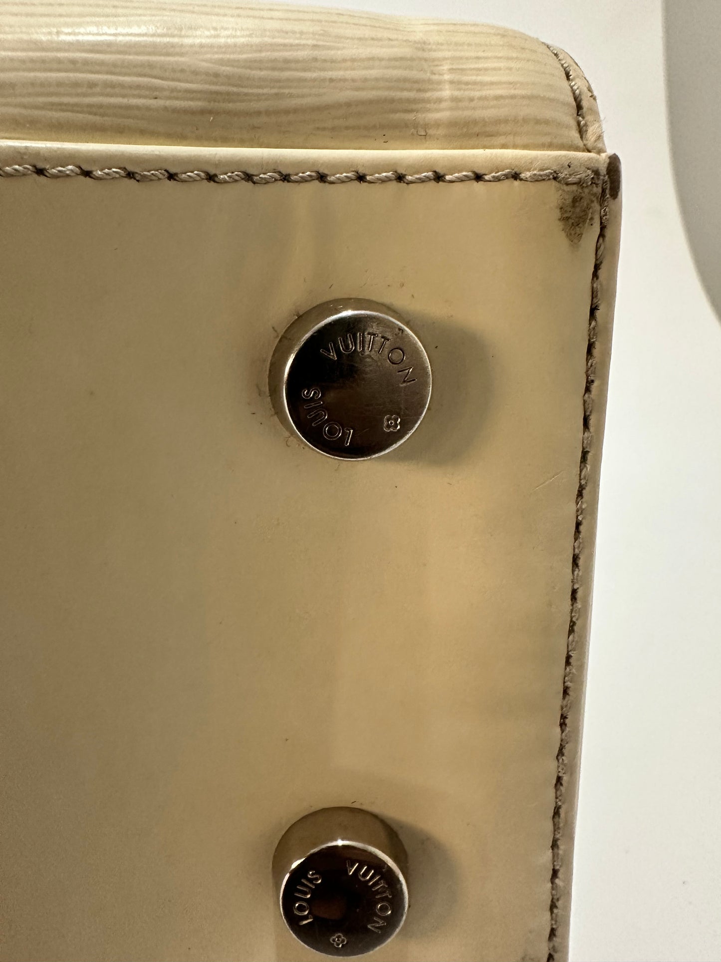 LOUIS VUITTON
Epi Brea MM Ivory