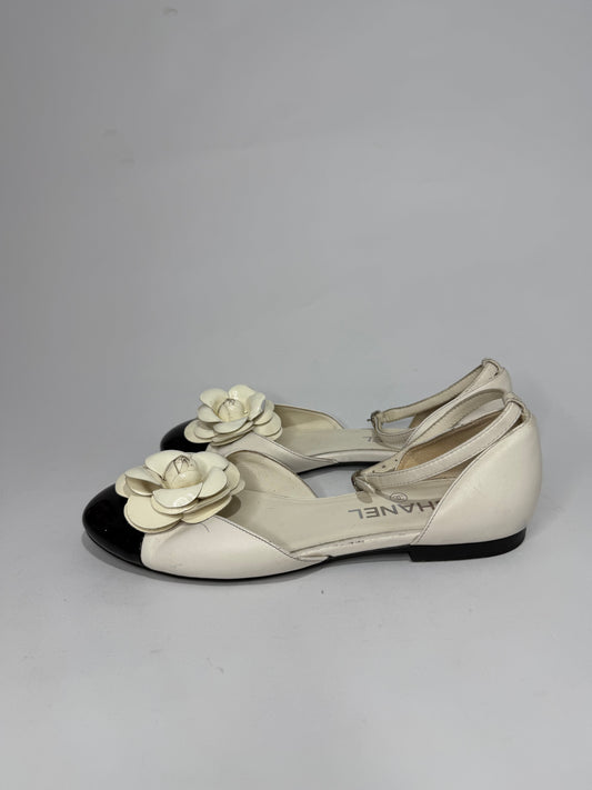 CHANEL
Lambskin Patent Calfskin Cap Toe Camellia Mary Jane Flats 37.5 White Black