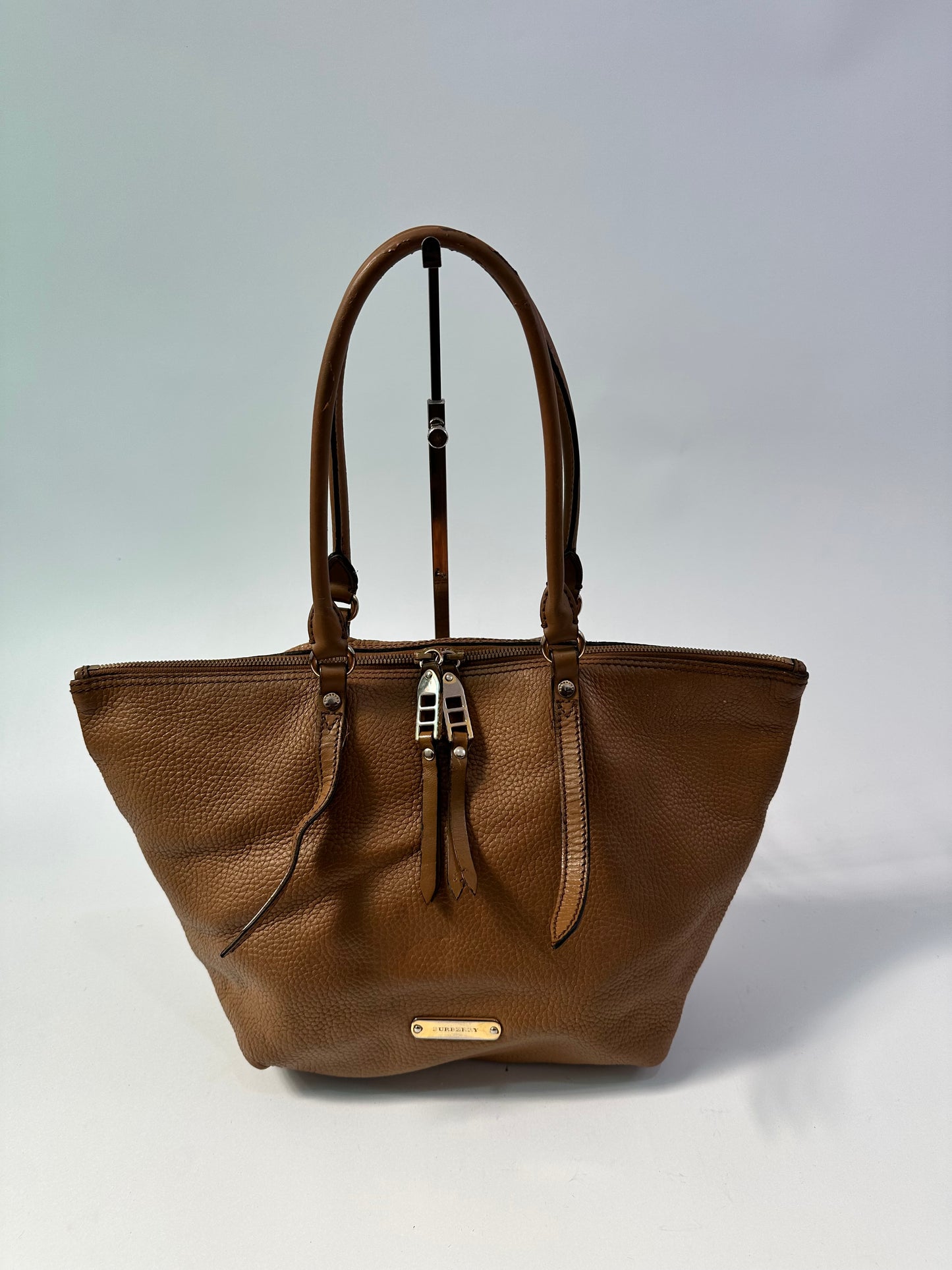 BURBERRY
London Grainy Calfskin Small Salisbury Tote Beige