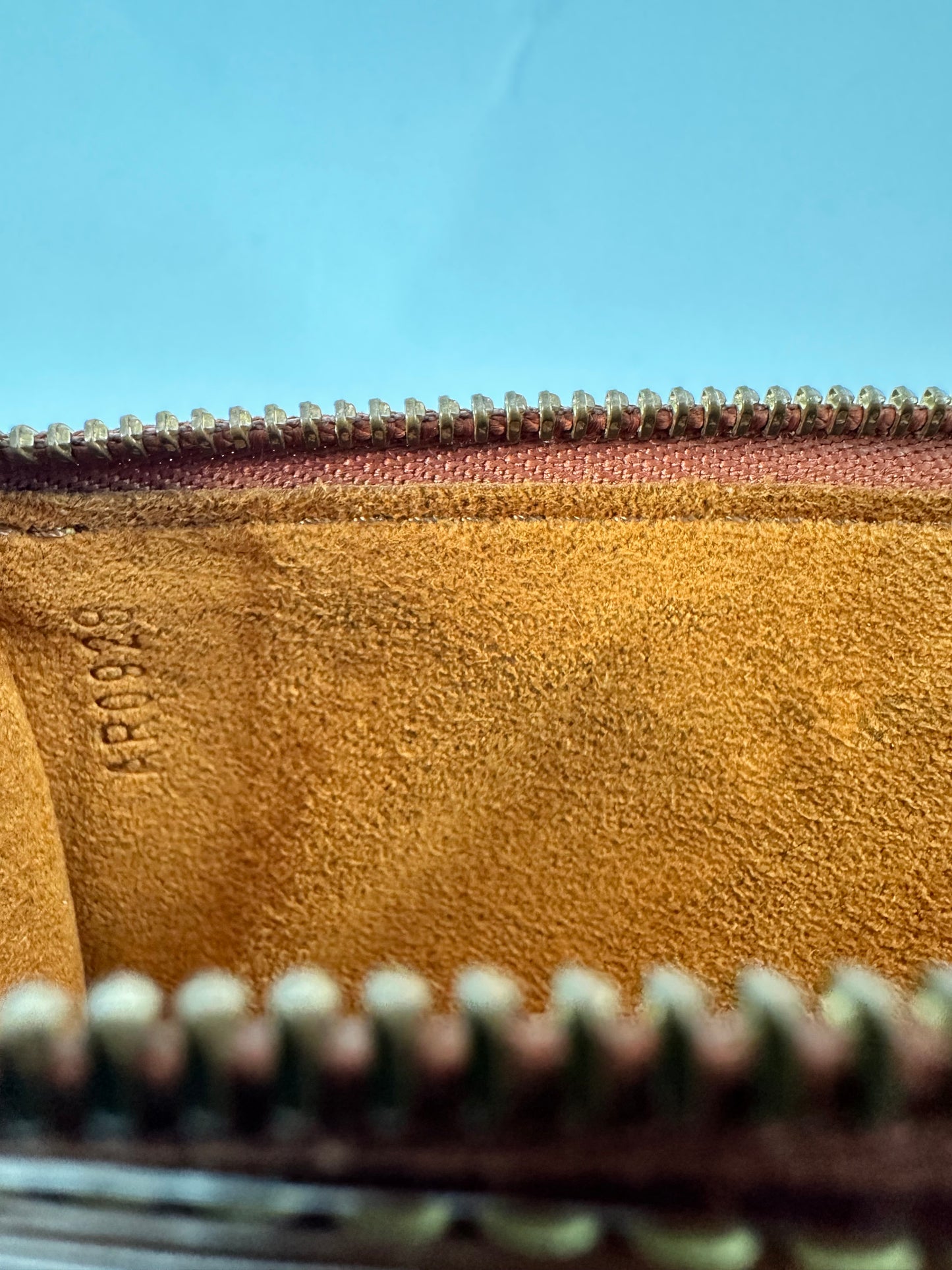 LOUIS VUITTON
Epi Pochette 21 Cipango