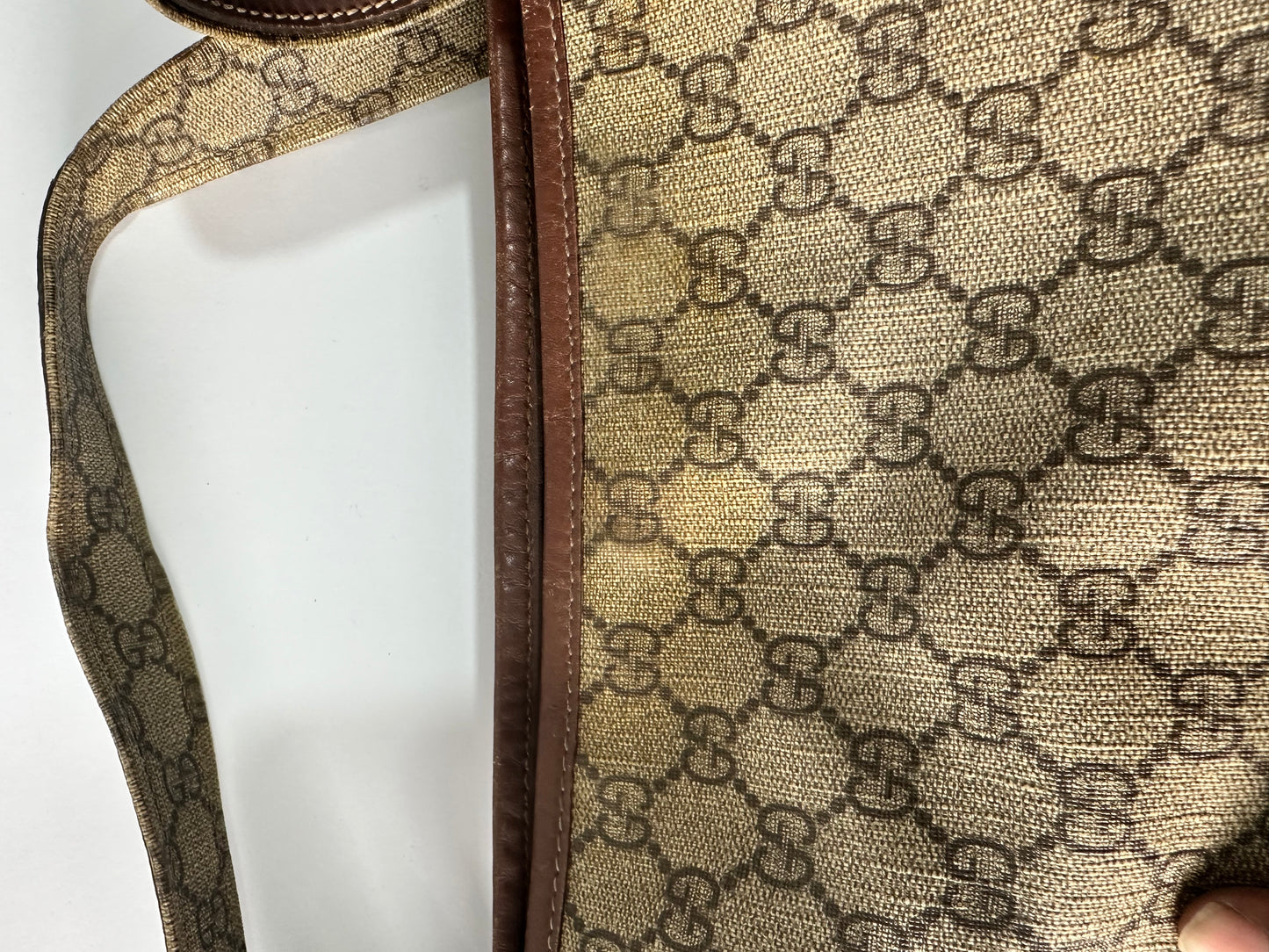 GUCCI Beige Supreme Canvas Web Messenger Bag