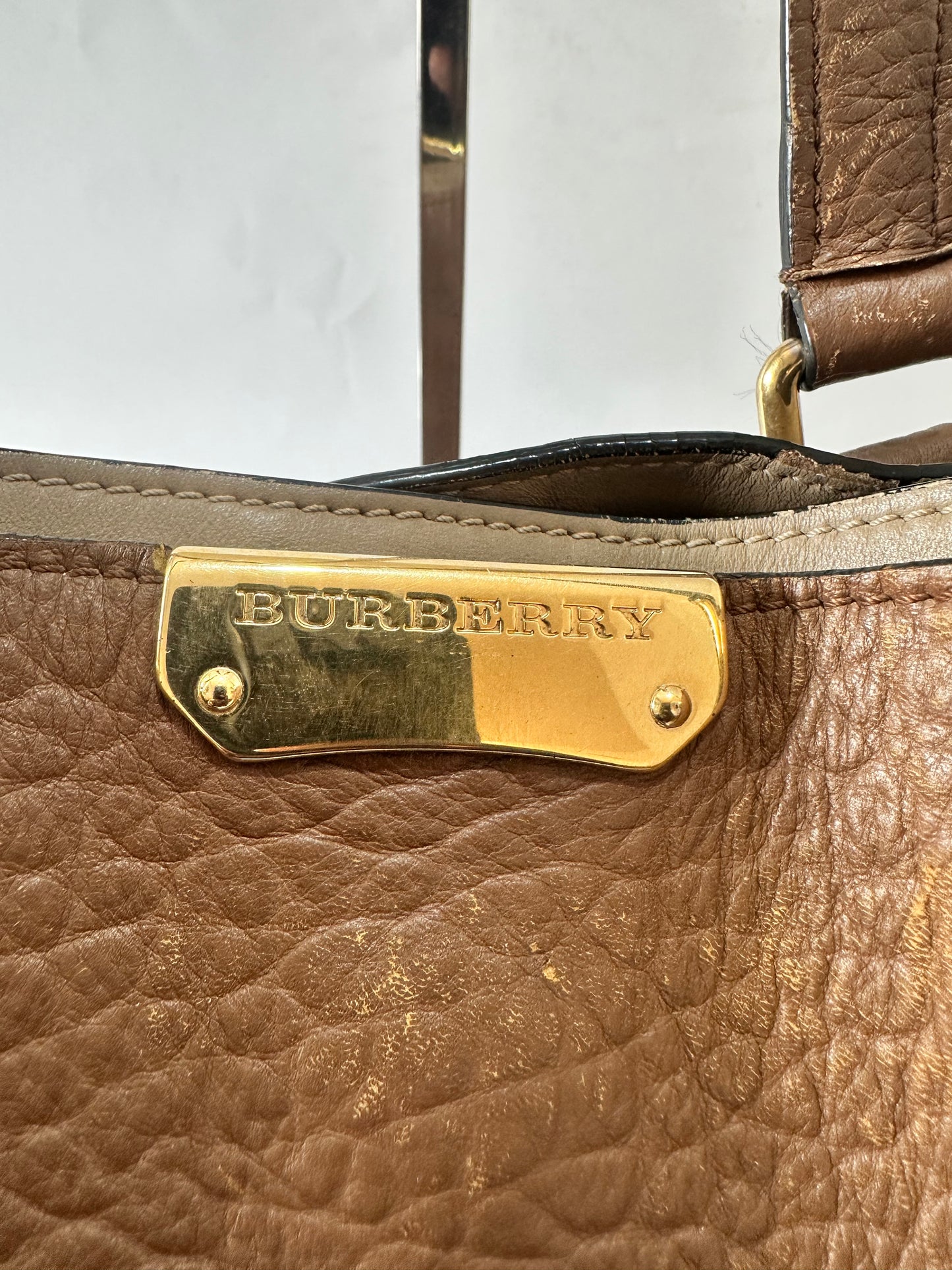 BURBERRY
Heritage Grain Large Clarborough Tote Taupe Brown