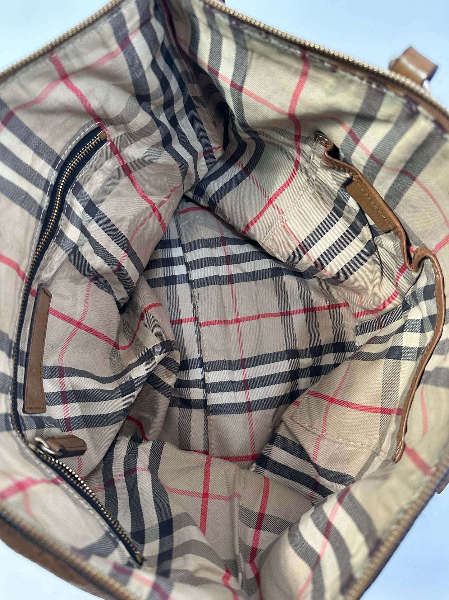 BURBERRY
London Grainy Calfskin Small Salisbury Tote Beige