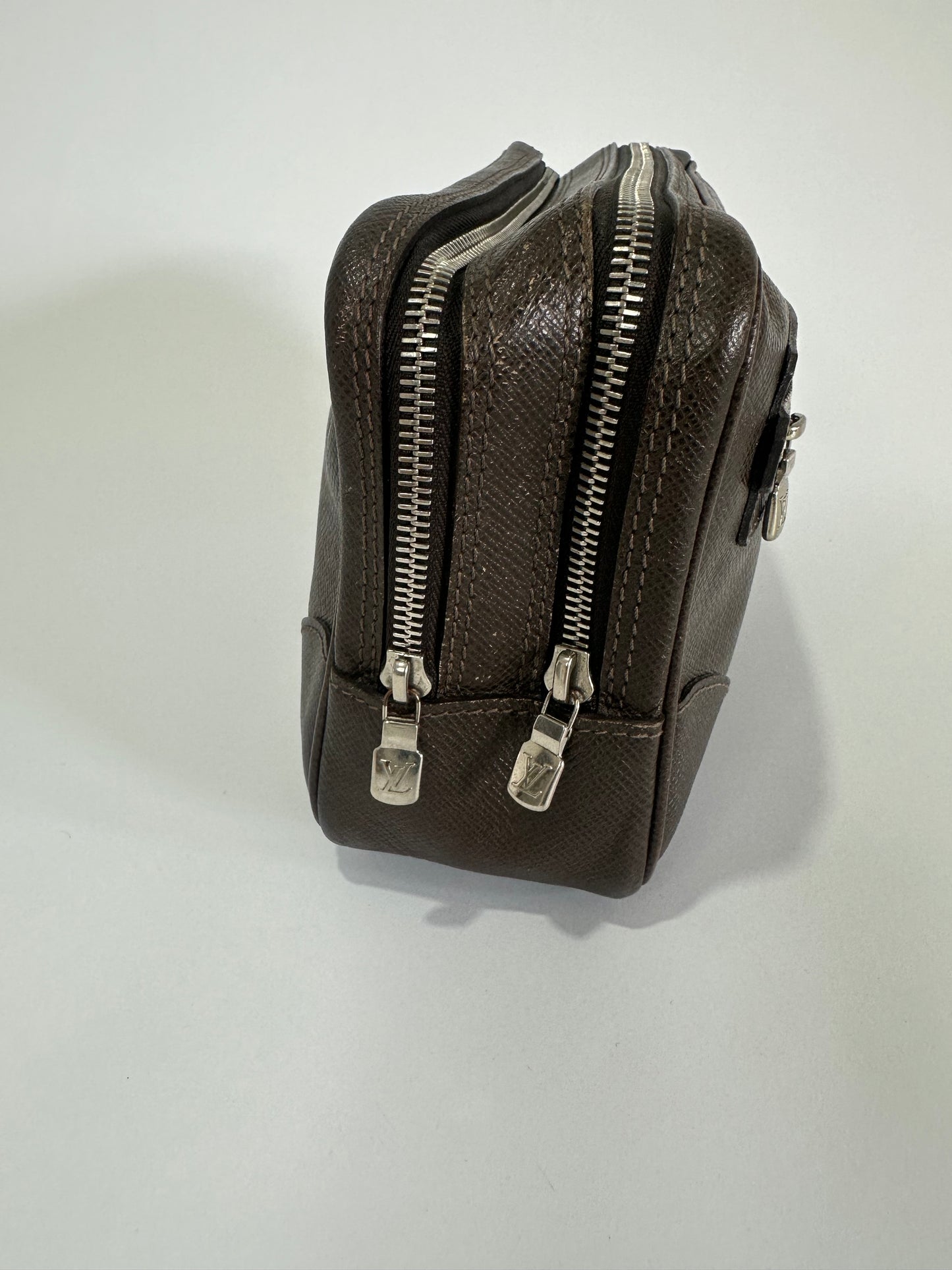 LOUIS VUITTON
Taiga Neo Pavel Pouch
