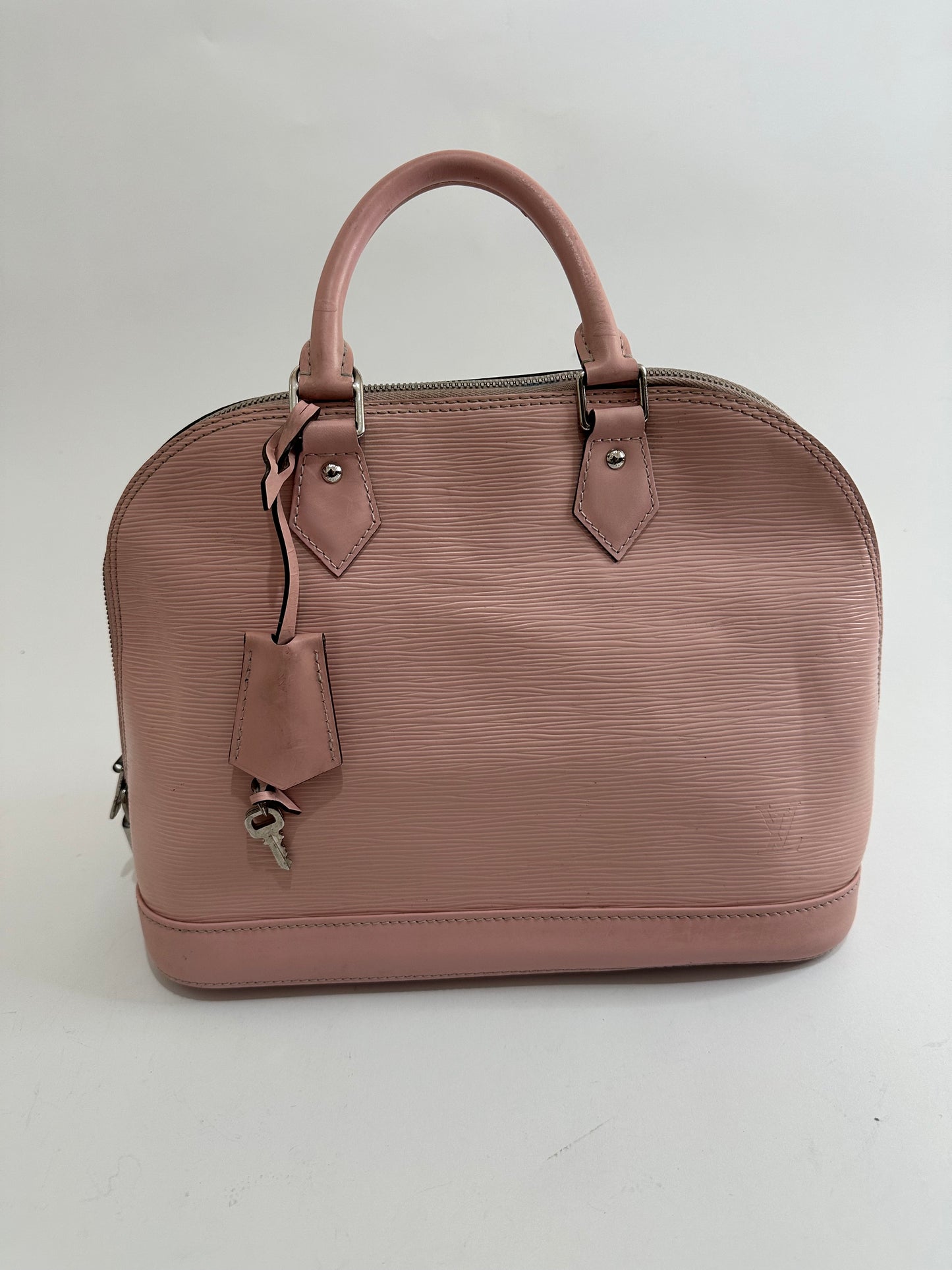 LOUIS VUITTON
Epi Alma PM Rose Ballerine