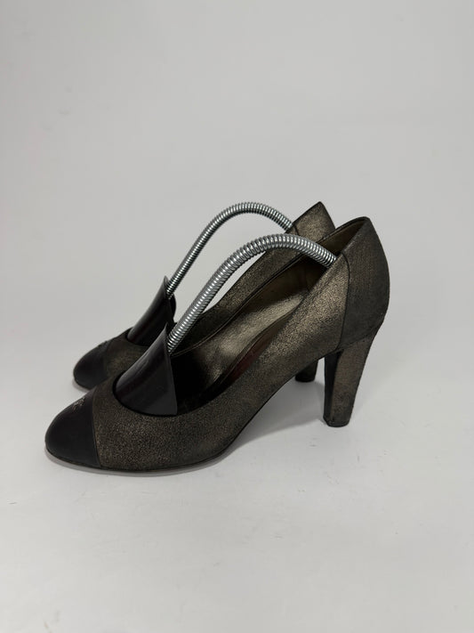 Chanel Metallic Metallic Silver Textured Suede CC Platform Pumps Size 38.5 EU/ 8.5 US/ 5.5 UK