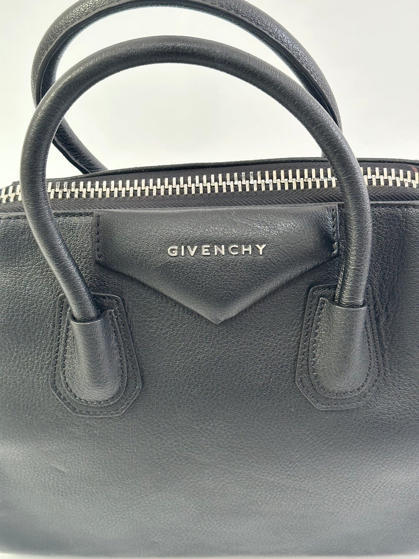 GIVENCHY
Sugar Goatskin Small Antigona Shoulder Bag