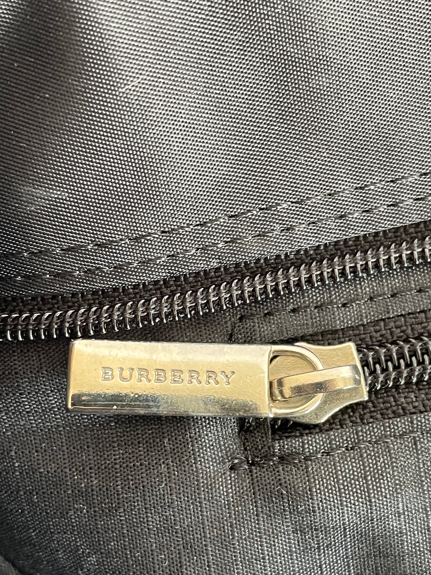 Burberry Pre-Owned
2000s House Check small zipped handbag