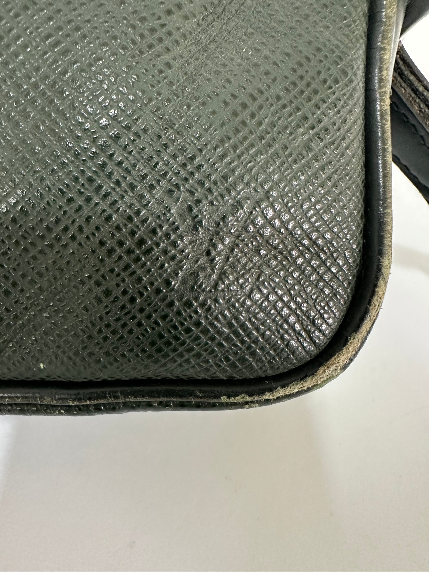 LOUIS VUITTON Taiga Kaluga Clutch Bag Episea Green