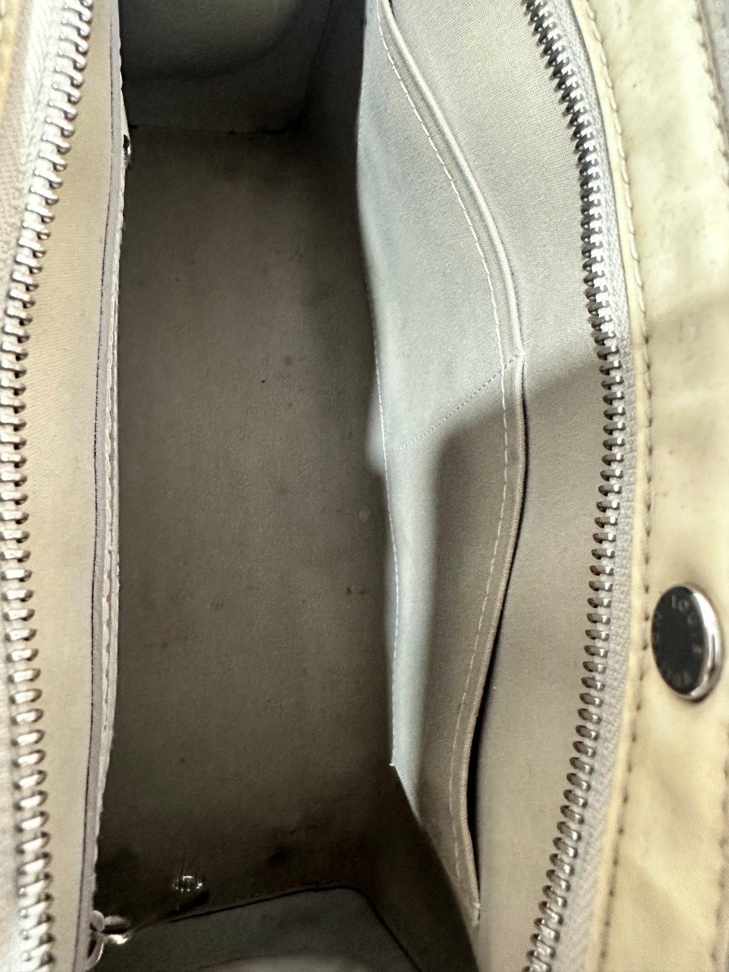 LOUIS VUITTON
Epi Brea MM Ivory