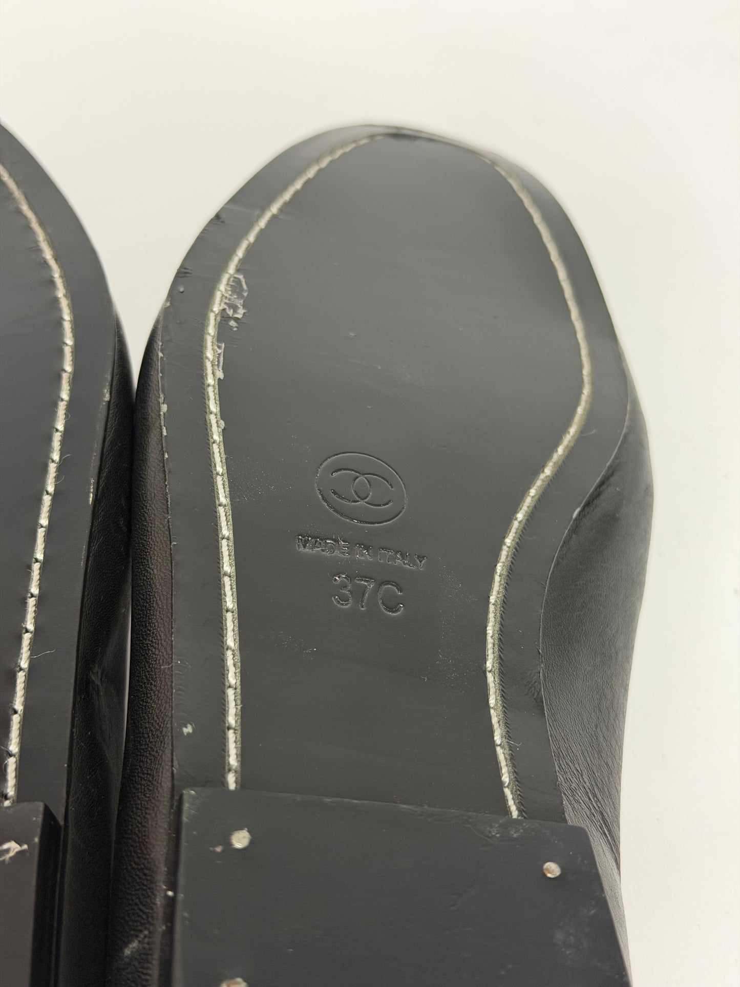 Chanel
2017 Faux Pearl Accents Loafers
Women's Size 37 EU/ 7 US