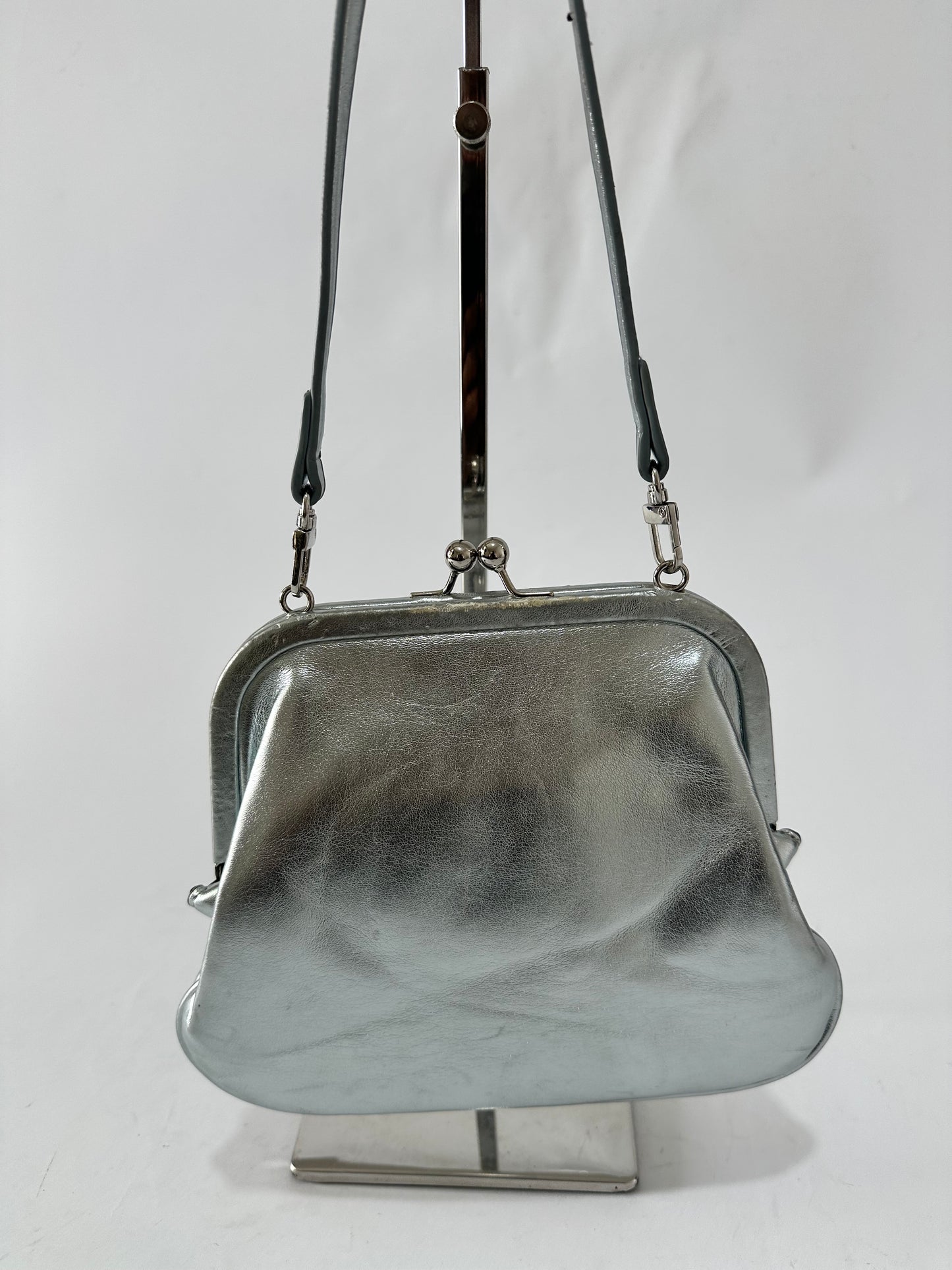 VIVIENNE WESTWOOD
Metallic-print Embossed-logo Tote In Silber