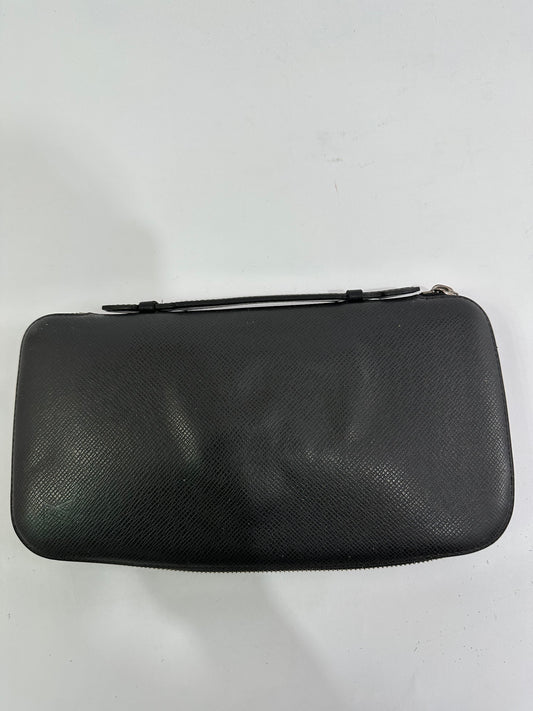 LOUIS VUITTON
Taiga Zippy XL Wallet Black