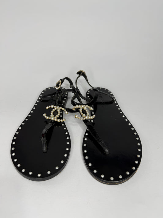Chanel
Interlocking CC Logo Patent Leather T-Strap Sandals
Women's Size 37 EU/ 7 US