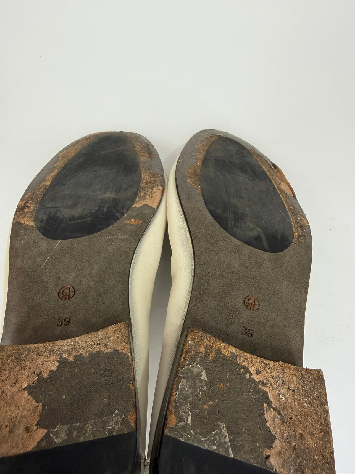 The Row Off-White Soft Loafers
Size 39 EU/ 9 US/ 6 UK